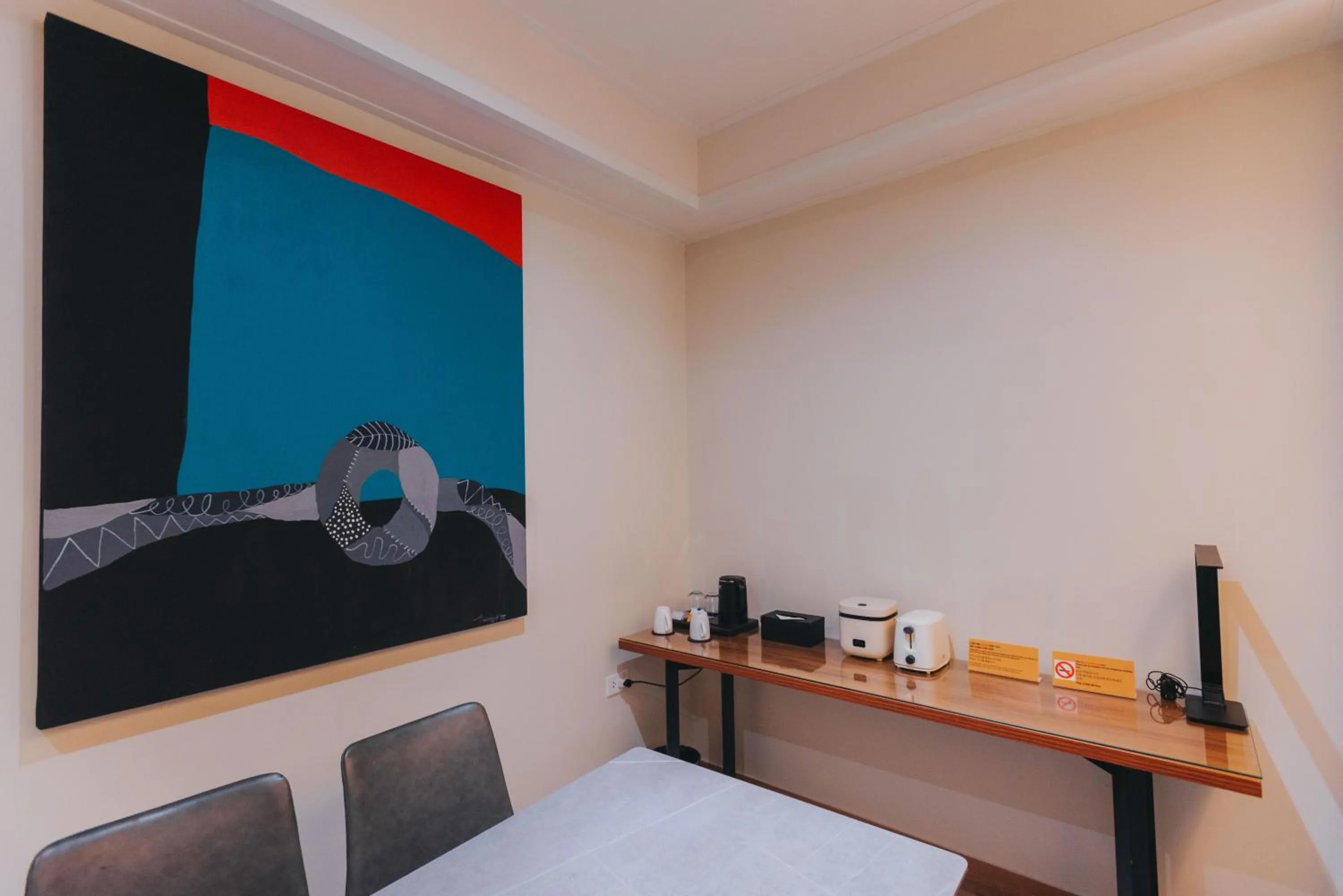 Kitchen or kitchenette, Bed in SureStay Studio by Best Western Clarkview Angeles City