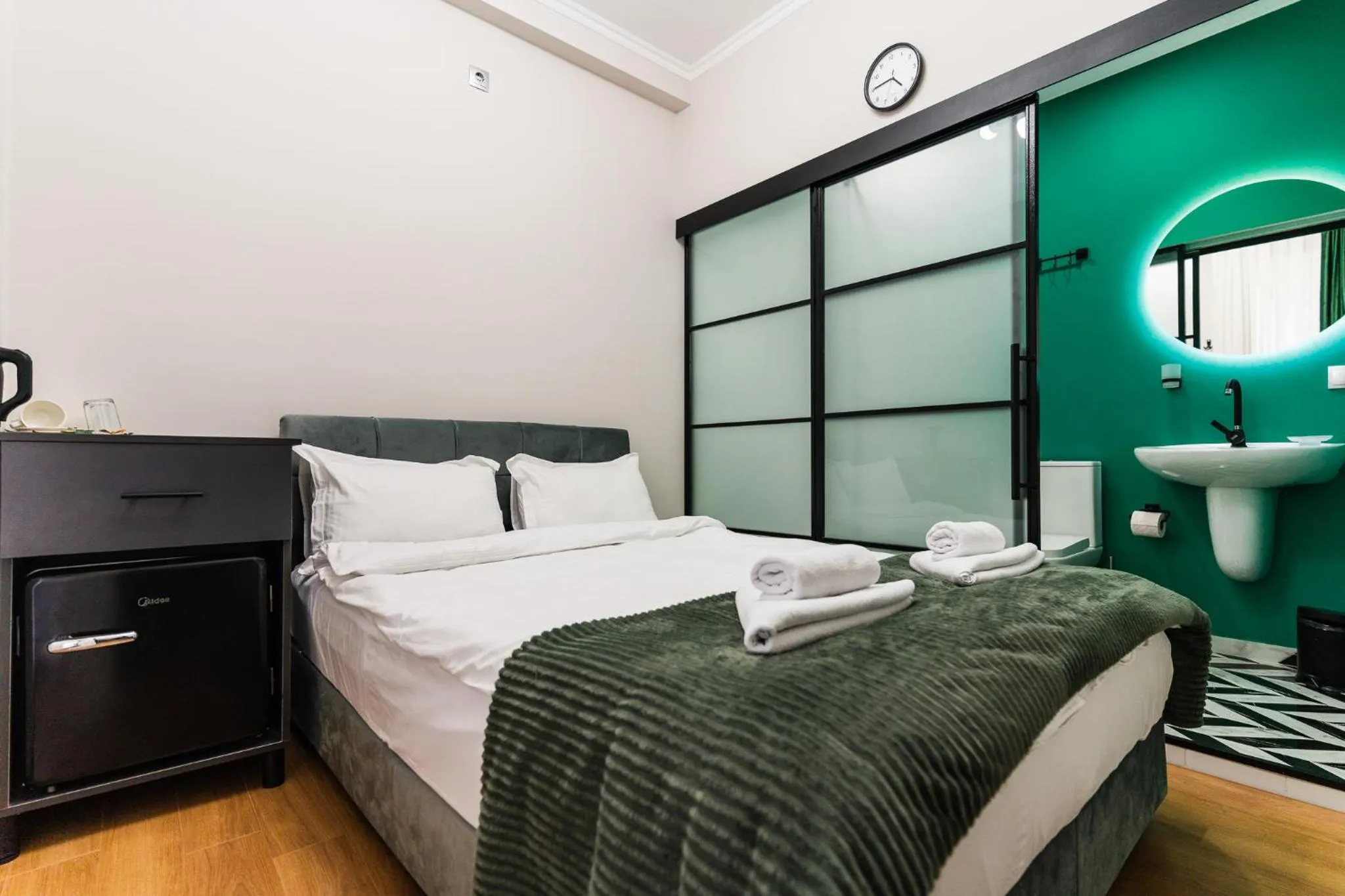 Bathroom, Bed in Trinity Hotel