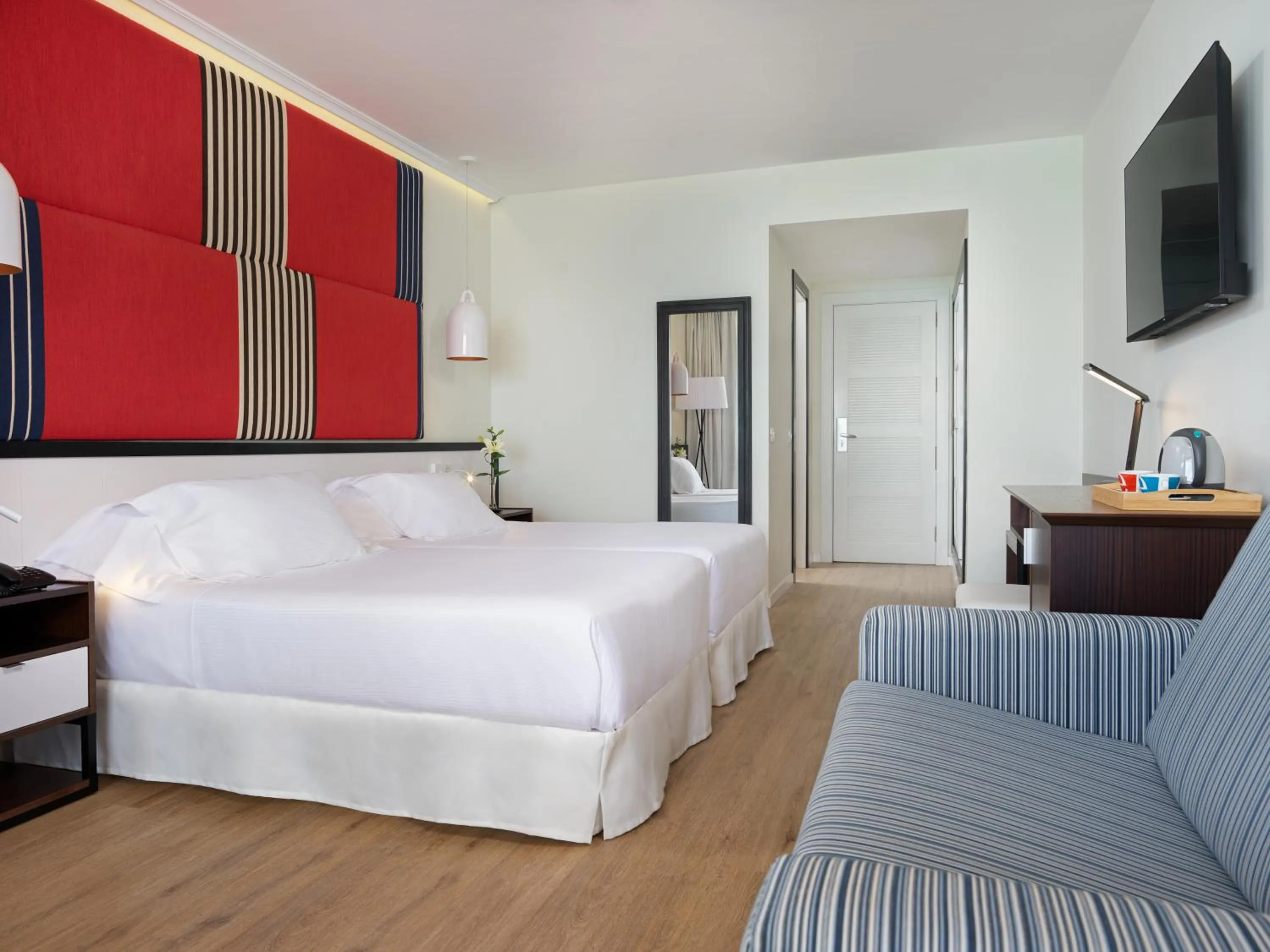 Photo of the whole room, Bed in H10 Tindaya