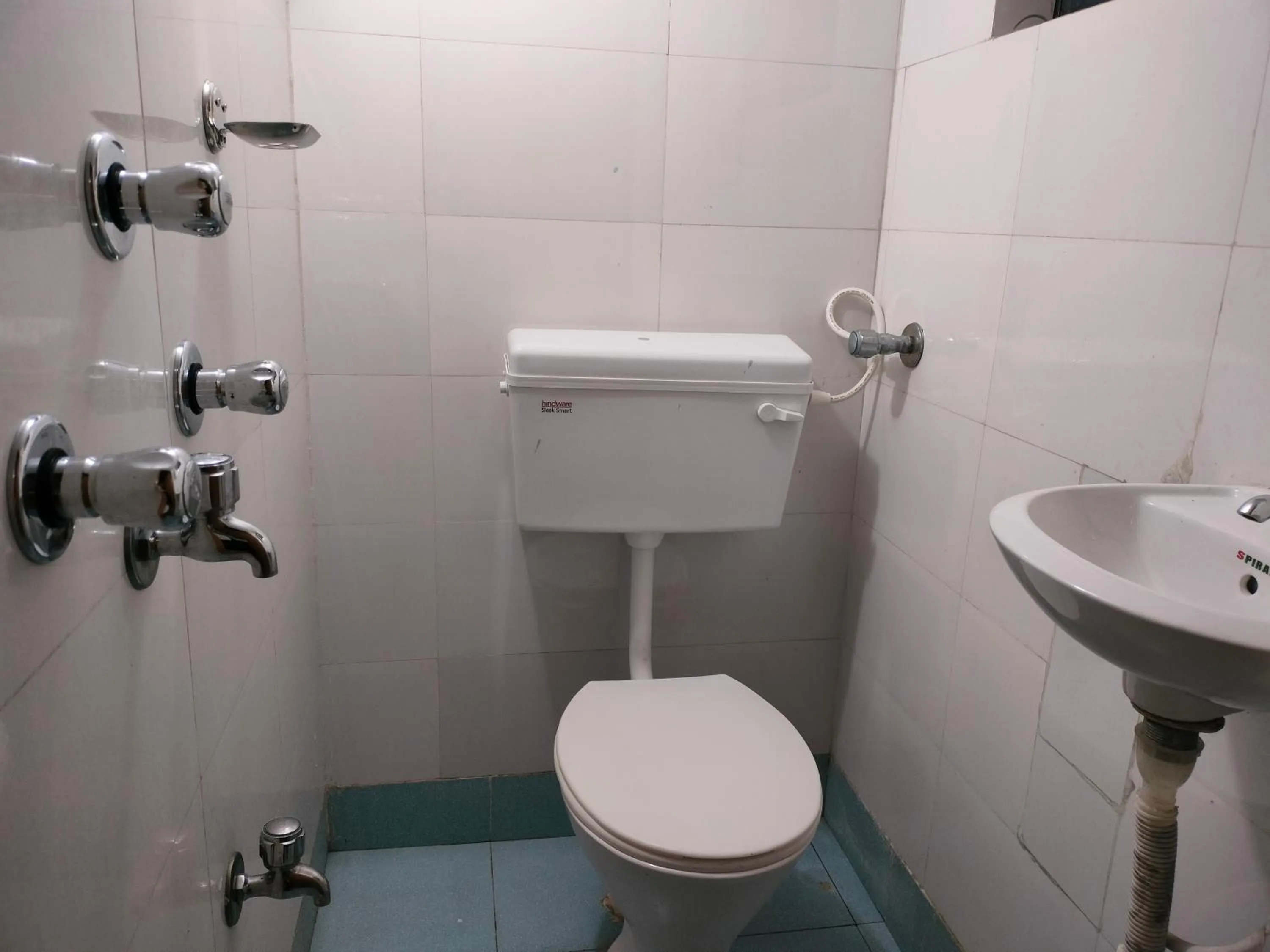 Shower in Hotel Saan Berhampore