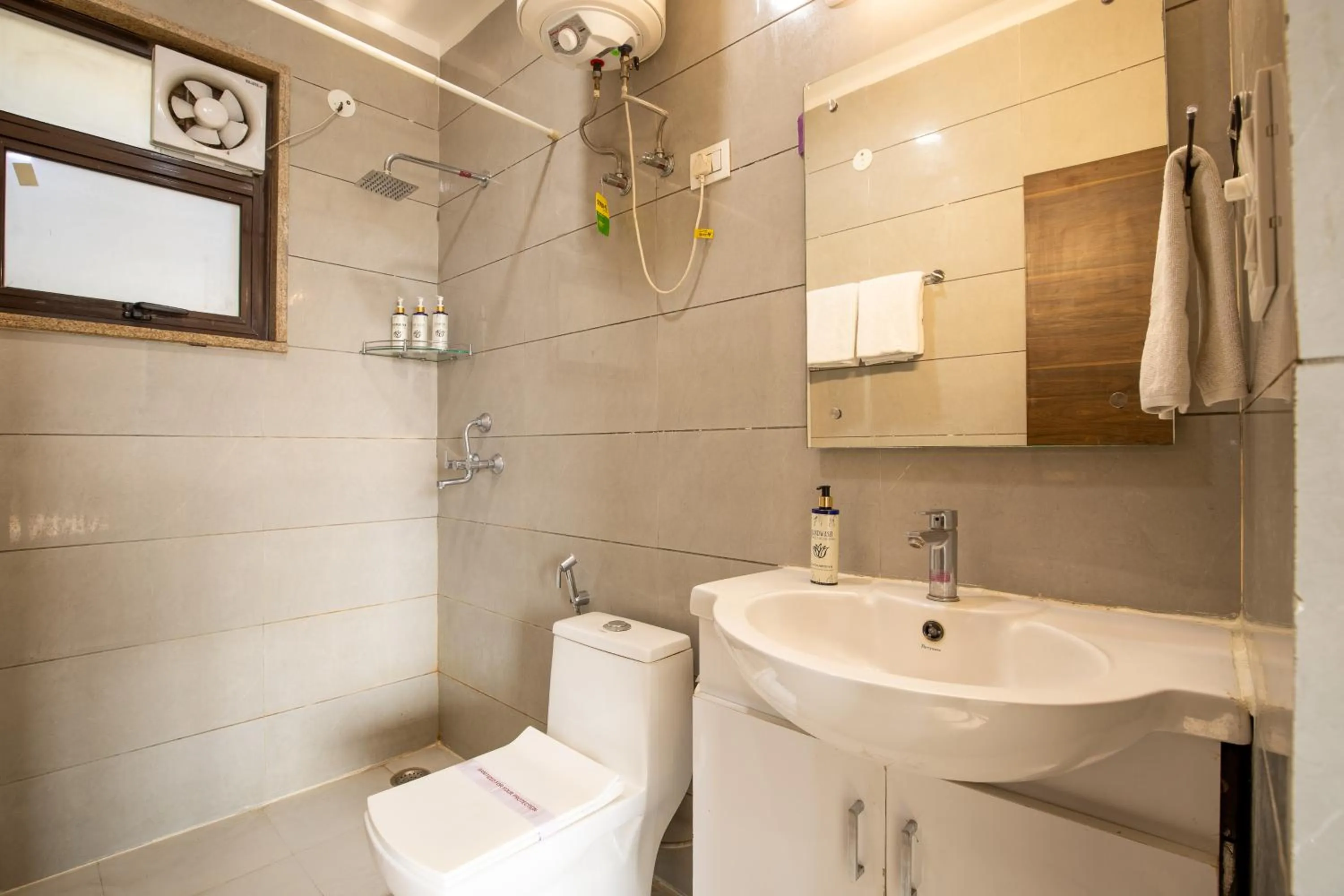 Shower in BedChambers Serviced Apartment, Medicity