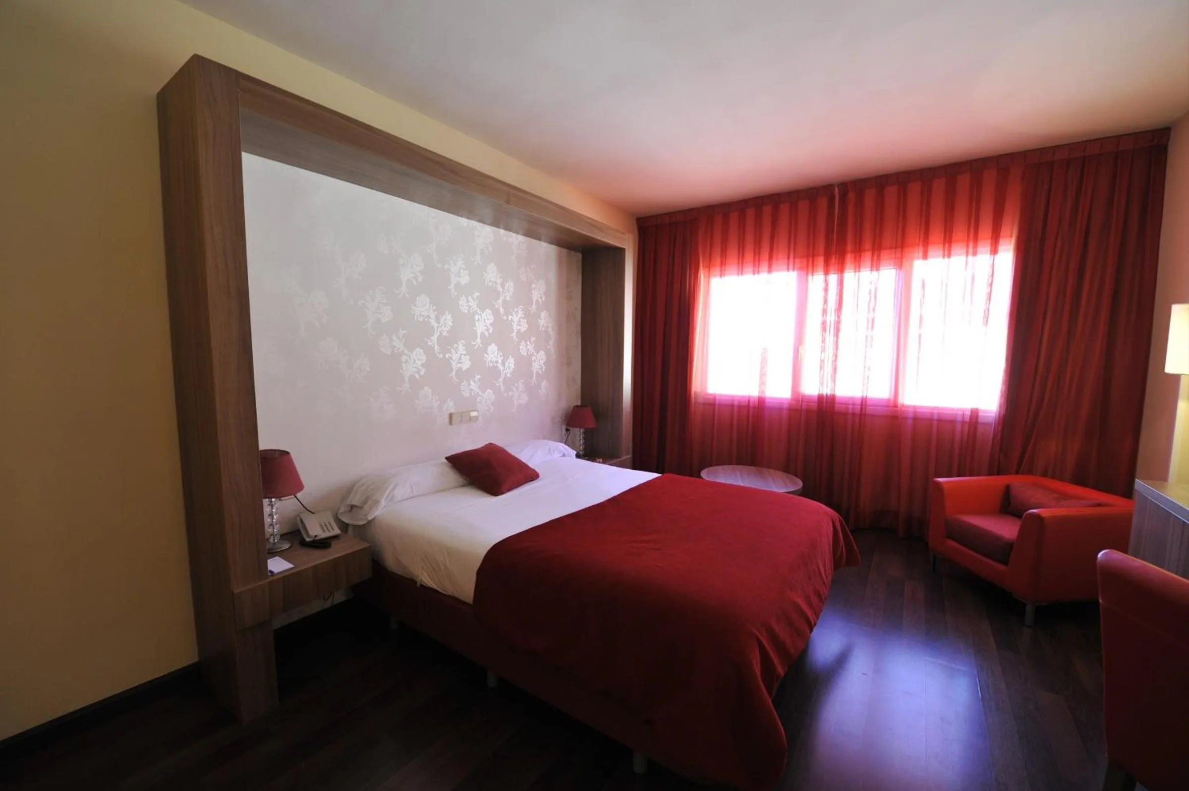 Photo of the whole room, Bed in Puerta de Segovia