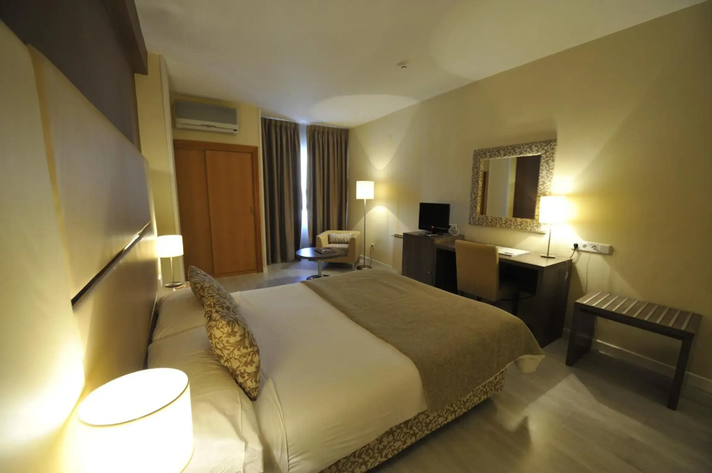 Photo of the whole room, Bed in Puerta de Segovia Photo of the whole room, Bed in Puerta de Segovia