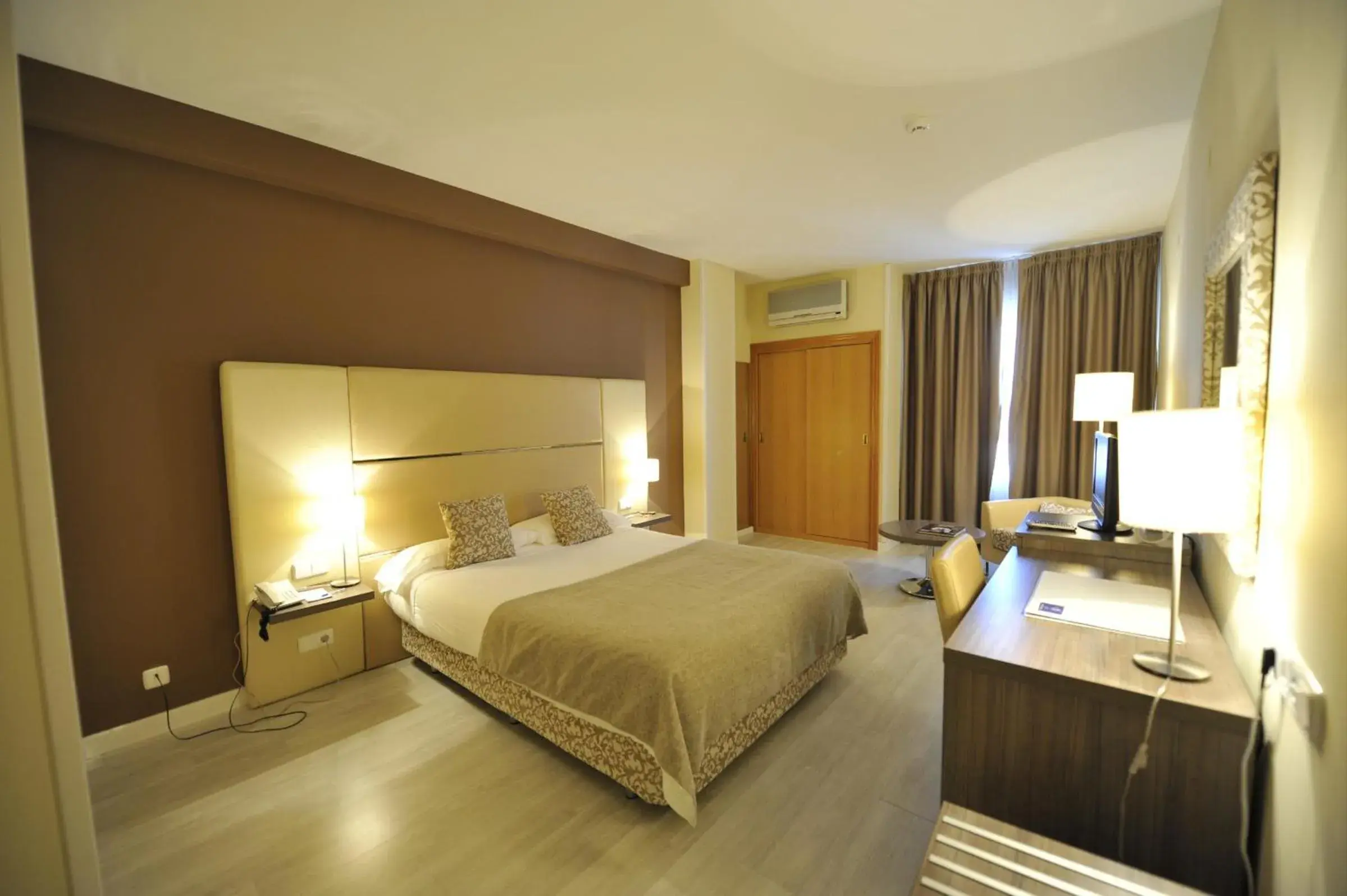 Photo of the whole room, Bed in Puerta de Segovia Photo of the whole room, Bed in Puerta de Segovia