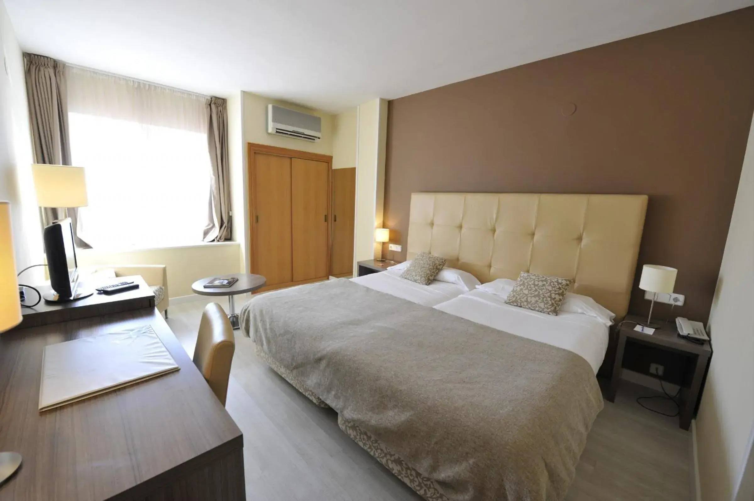 Photo of the whole room, Bed in Puerta de Segovia Photo of the whole room, Bed in Puerta de Segovia