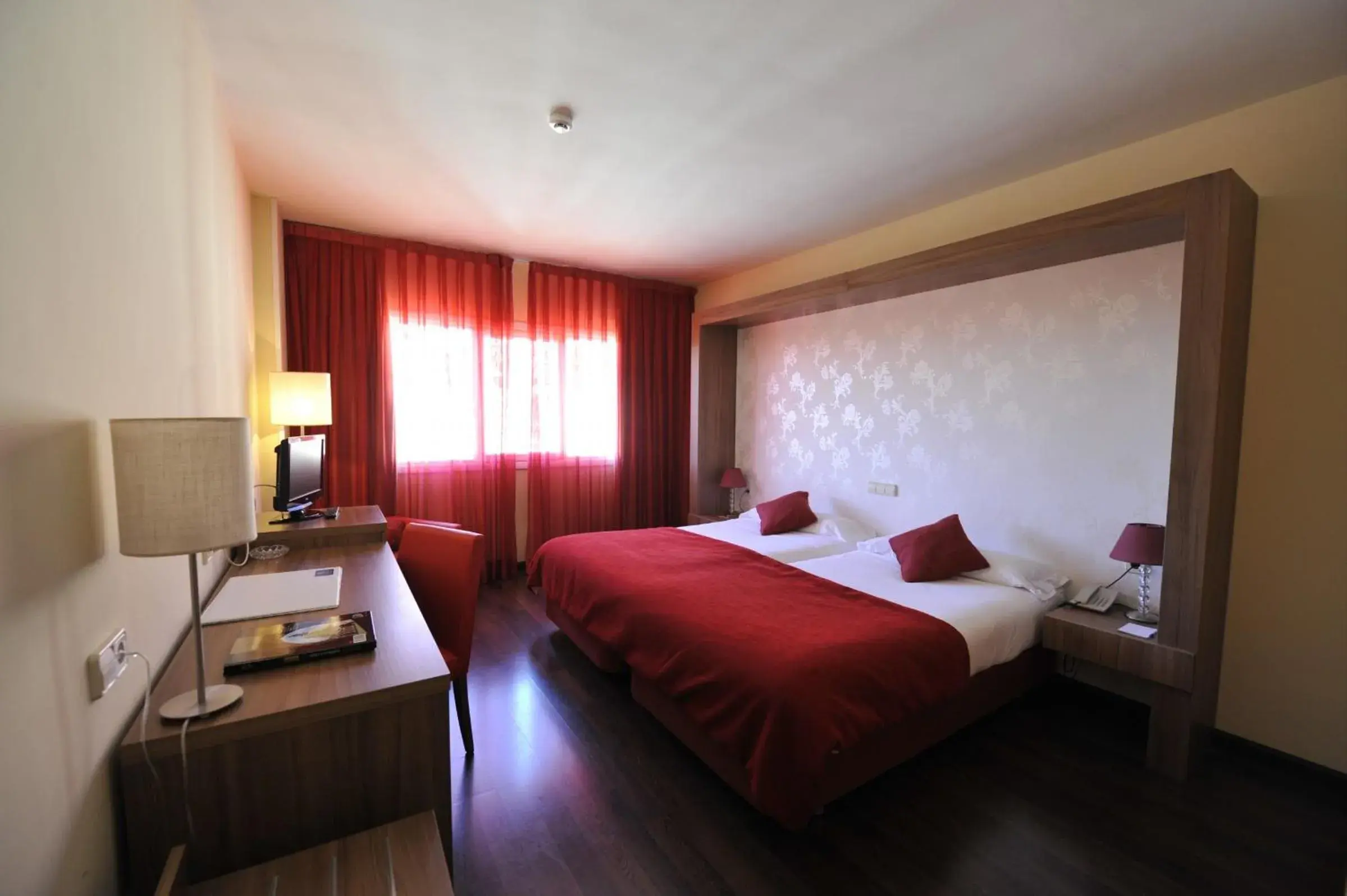 Photo of the whole room, Bed in Puerta de Segovia Photo of the whole room, Bed in Puerta de Segovia