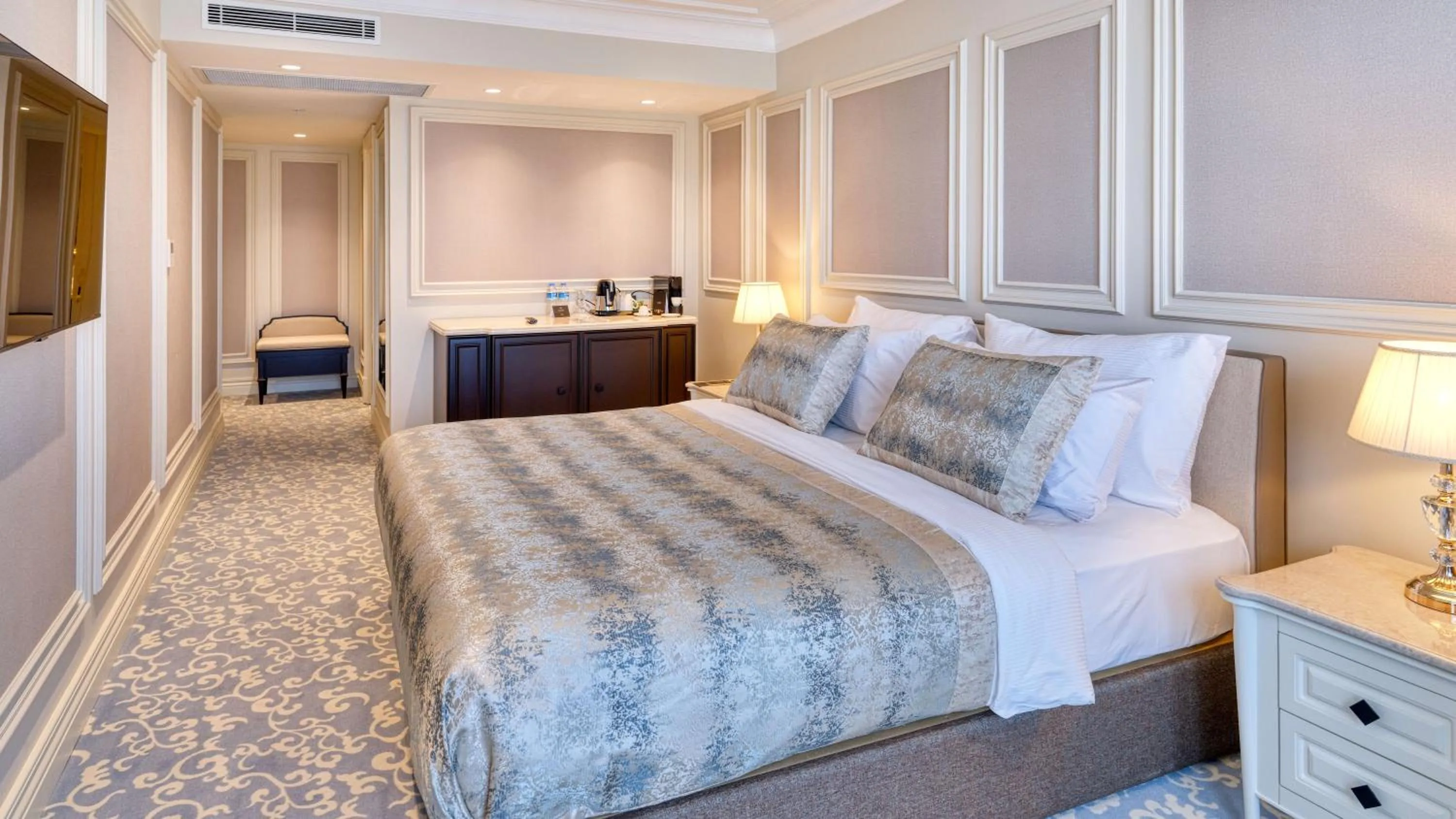 Photo of the whole room, Bed in Dekalb Hotel