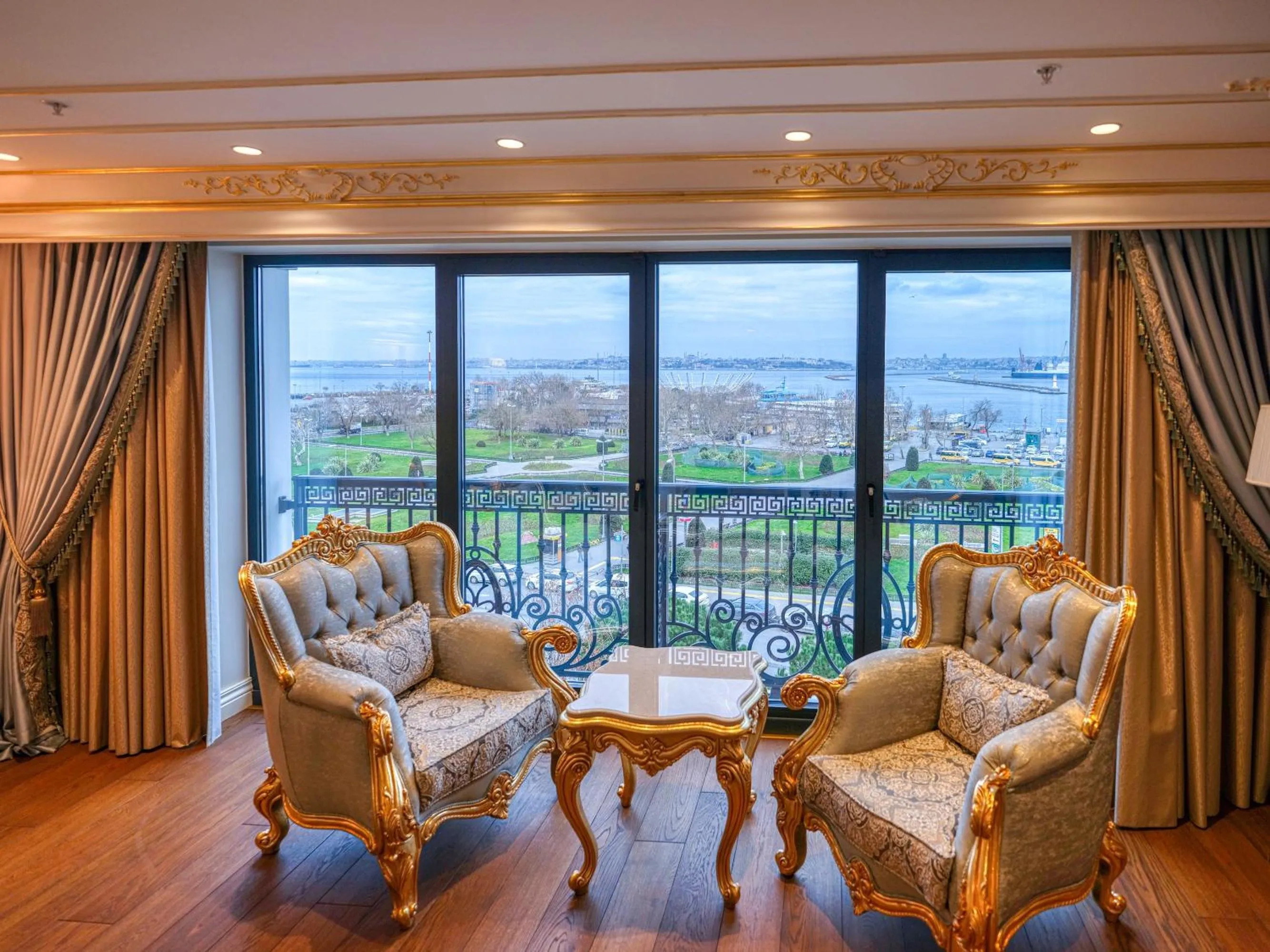 Living room in Dekalb Hotel