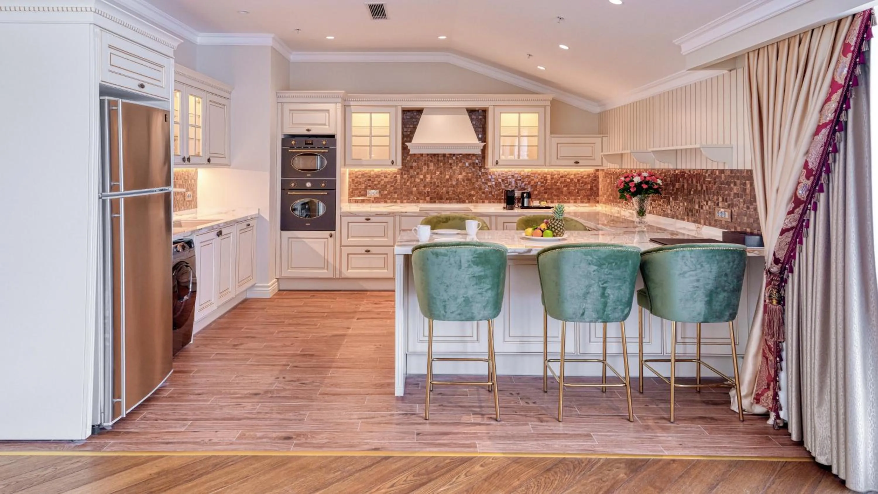 Kitchen or kitchenette in Dekalb Hotel