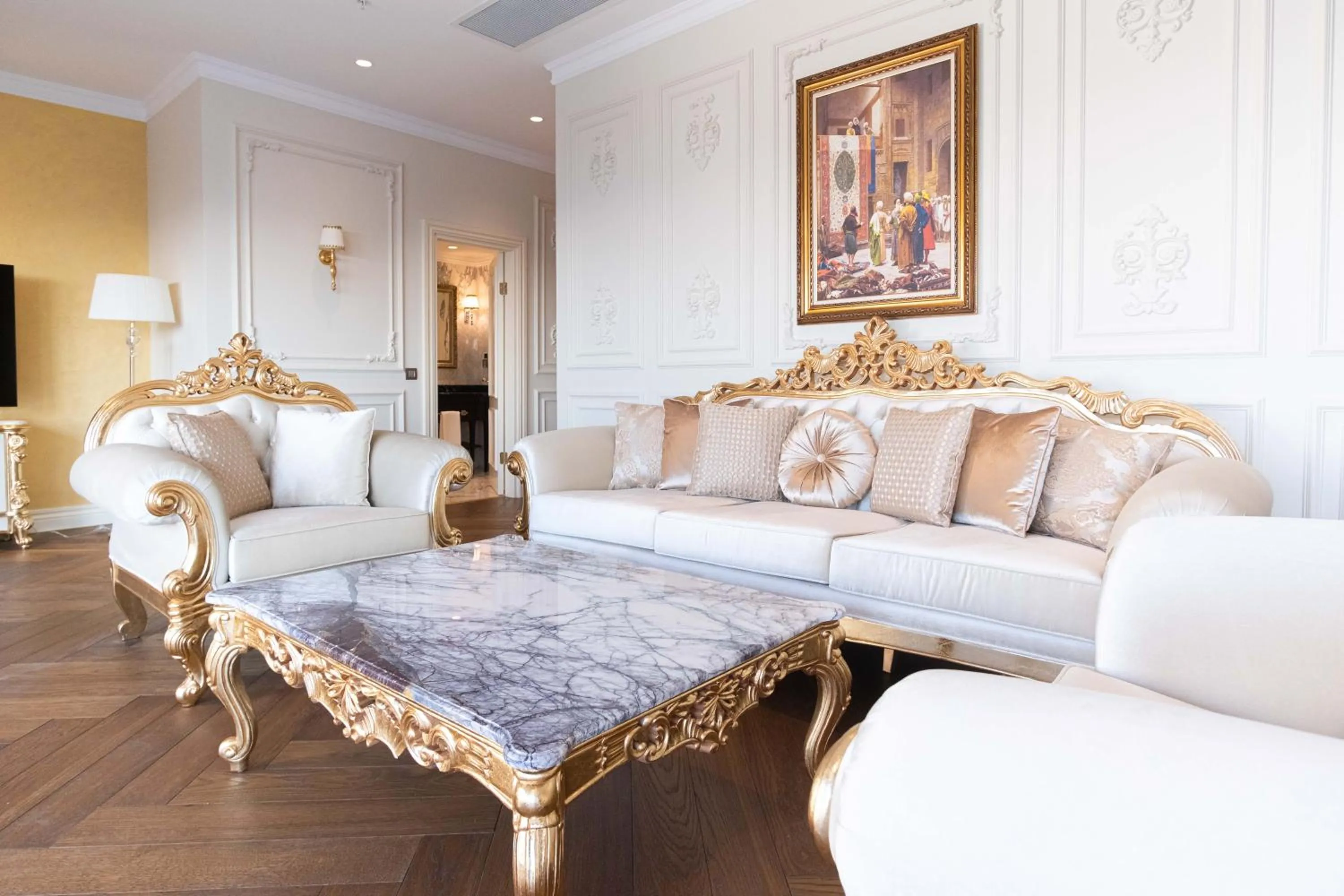 Living room in Dekalb Hotel