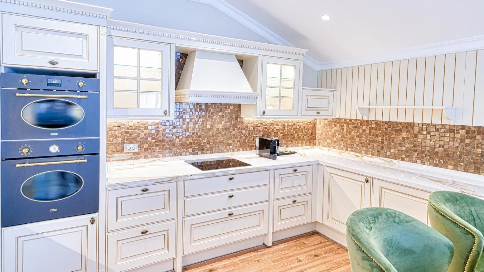 Kitchen or kitchenette in Dekalb Hotel