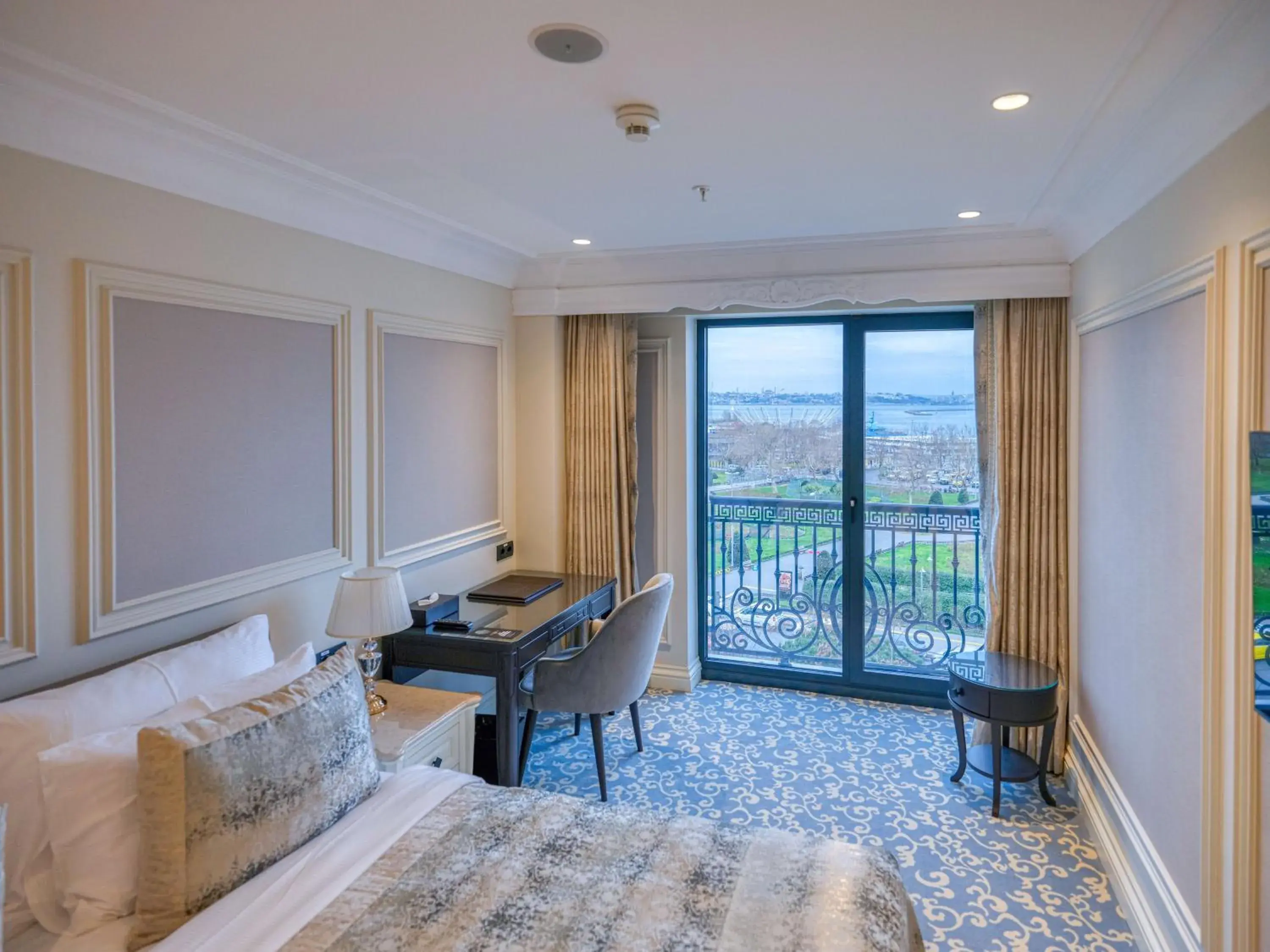 Superior Room with Sea View in Dekalb Hotel Superior Room with Sea View in Dekalb Hotel