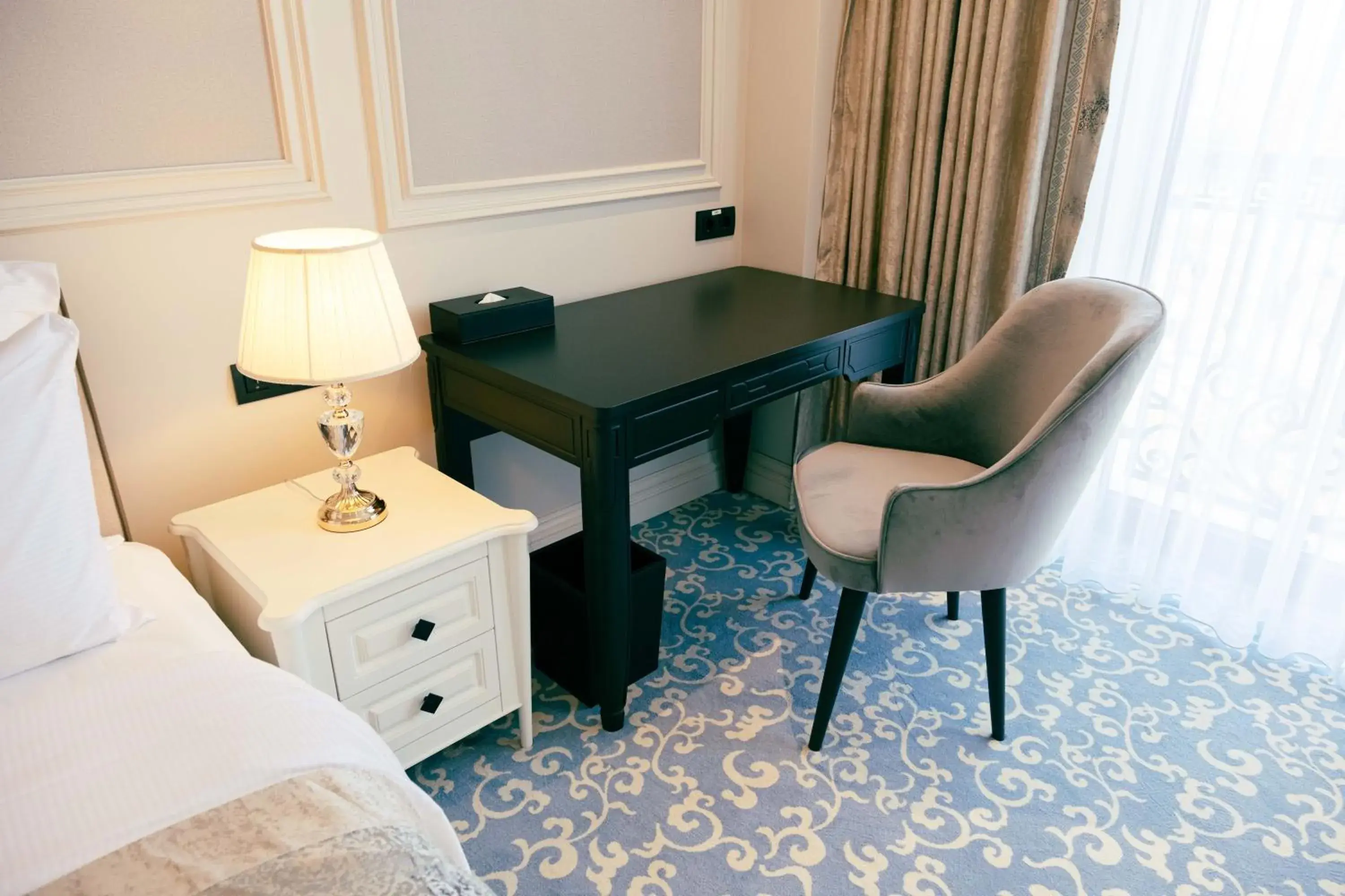 Seating area, Bed in Dekalb Hotel Seating area, Bed in Dekalb Hotel