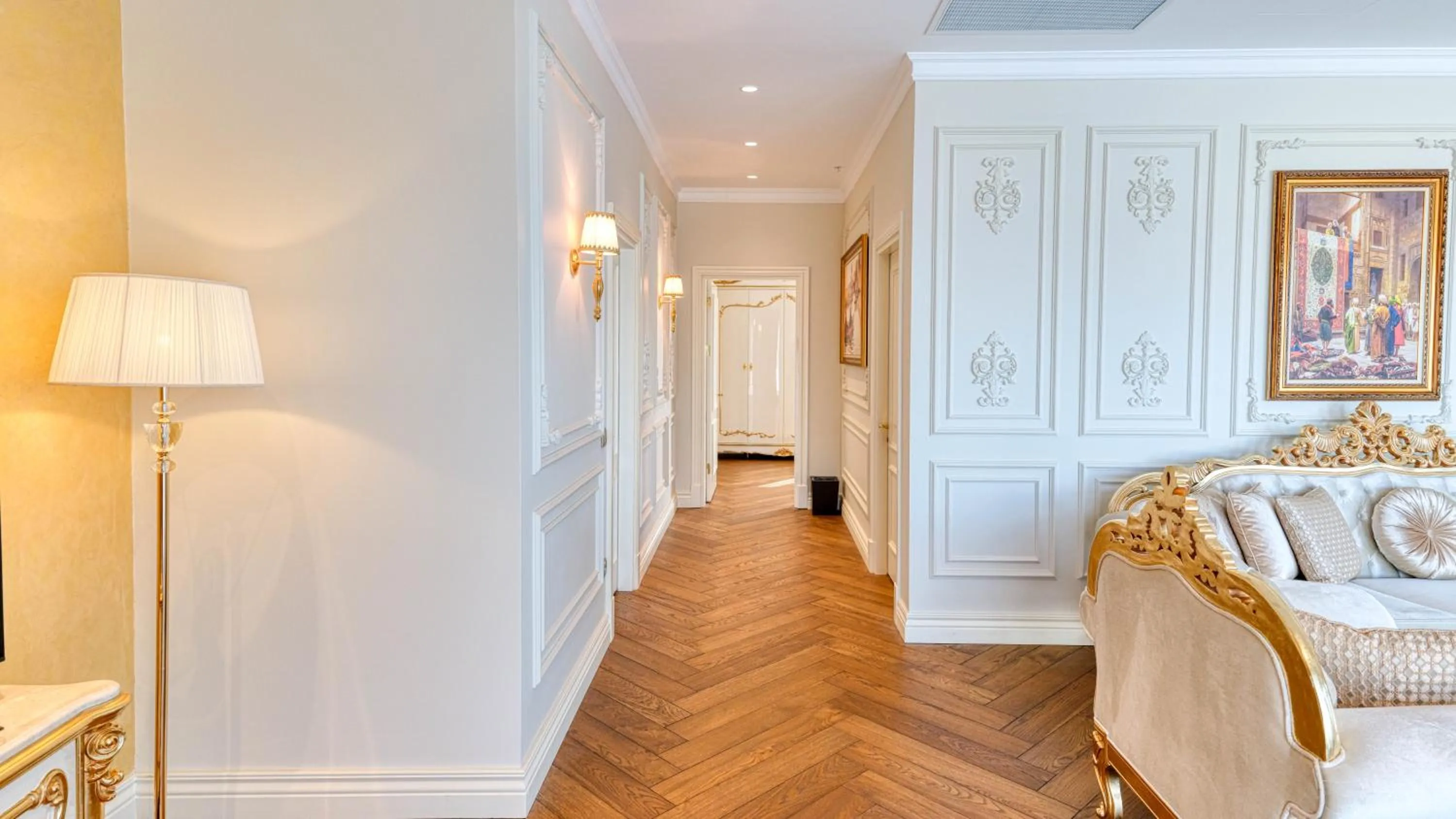 Living room, Bed in Dekalb Hotel