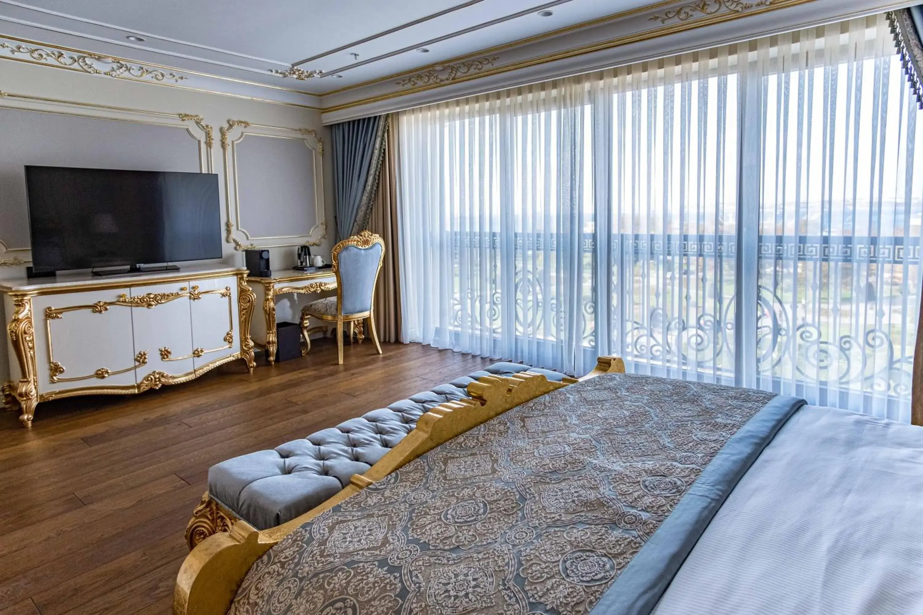 Bed in Dekalb Hotel Bed in Dekalb Hotel