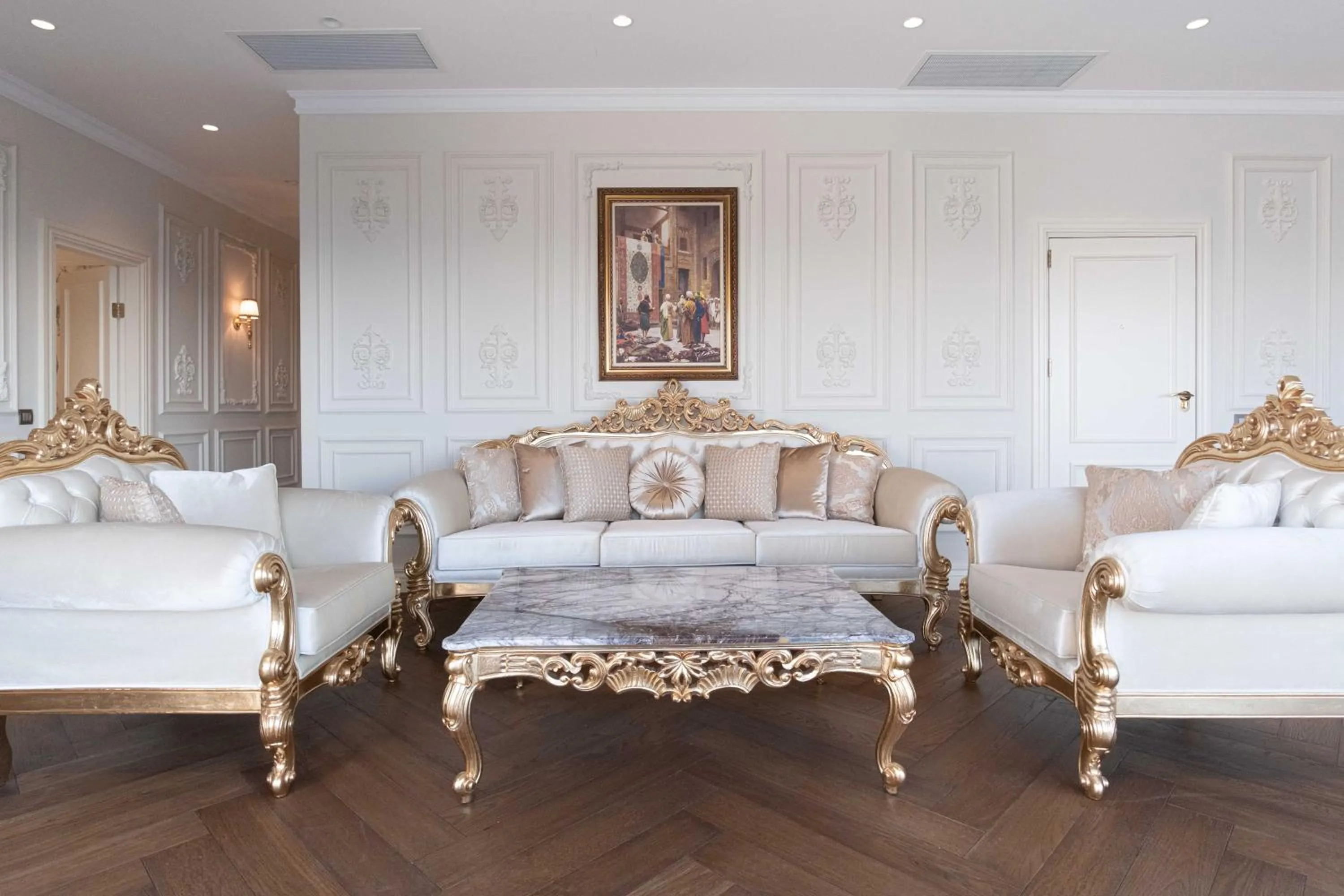 Living room, Bed in Dekalb Hotel