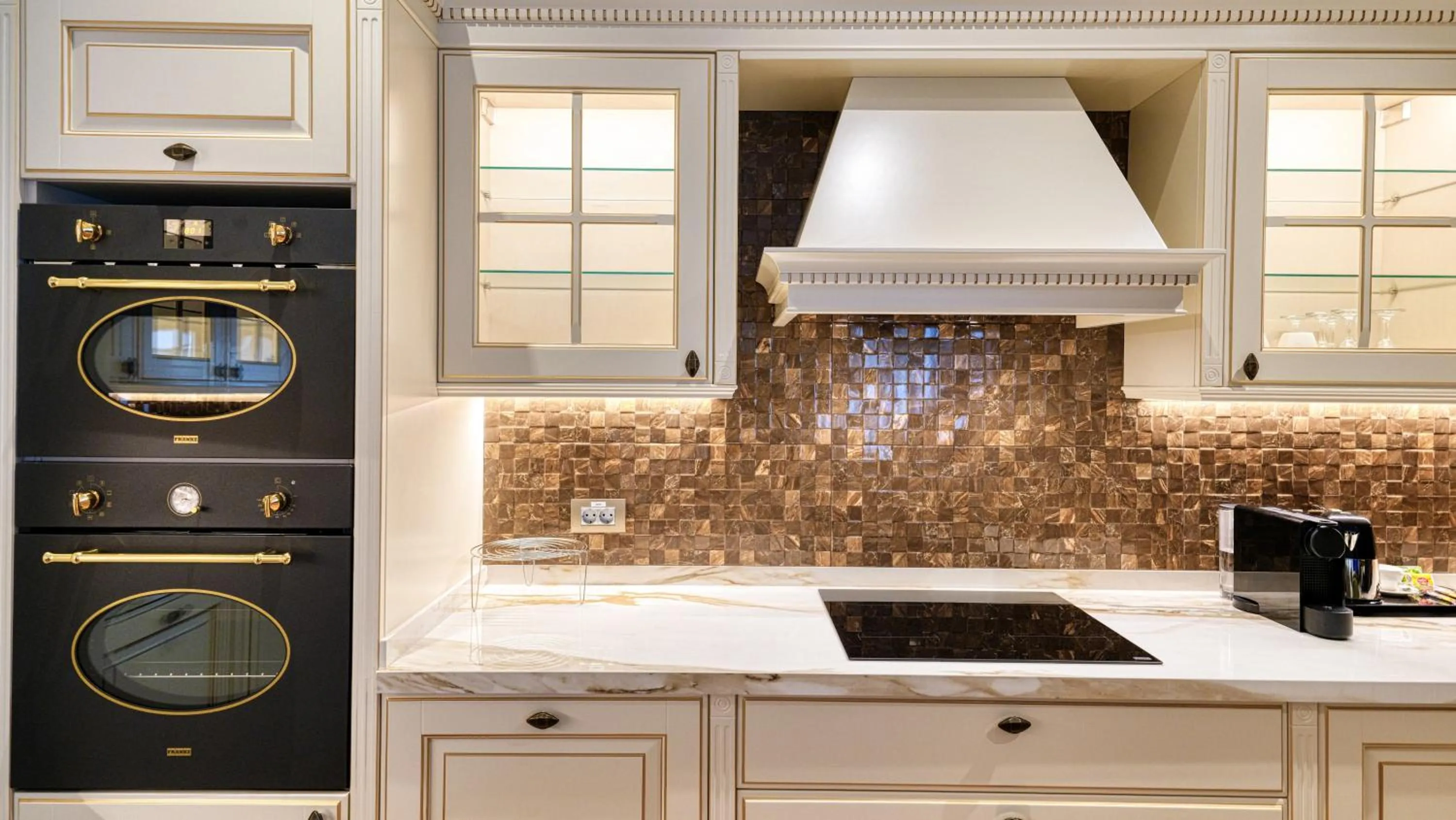 Kitchen or kitchenette in Dekalb Hotel