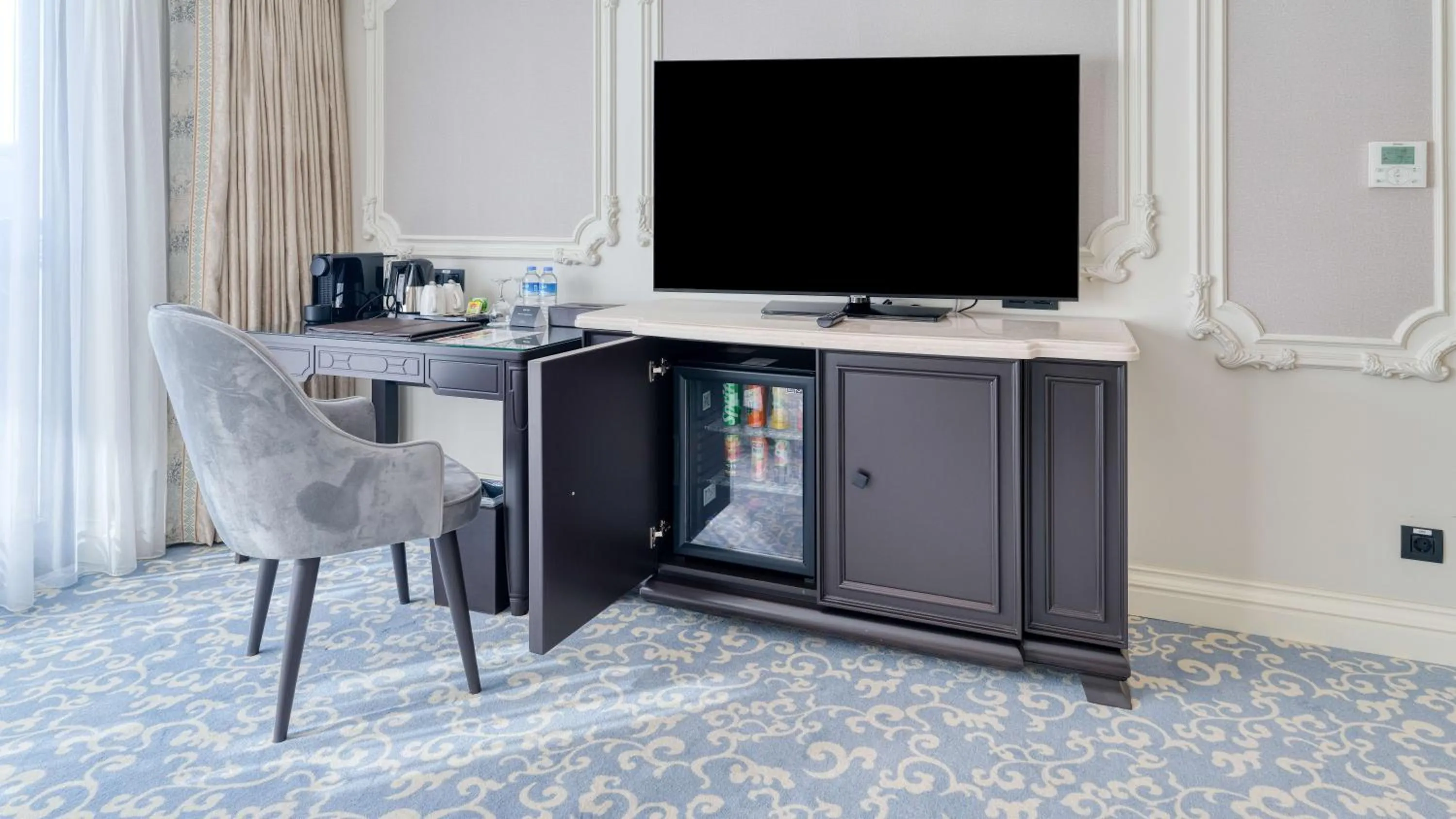 TV and multimedia in Dekalb Hotel