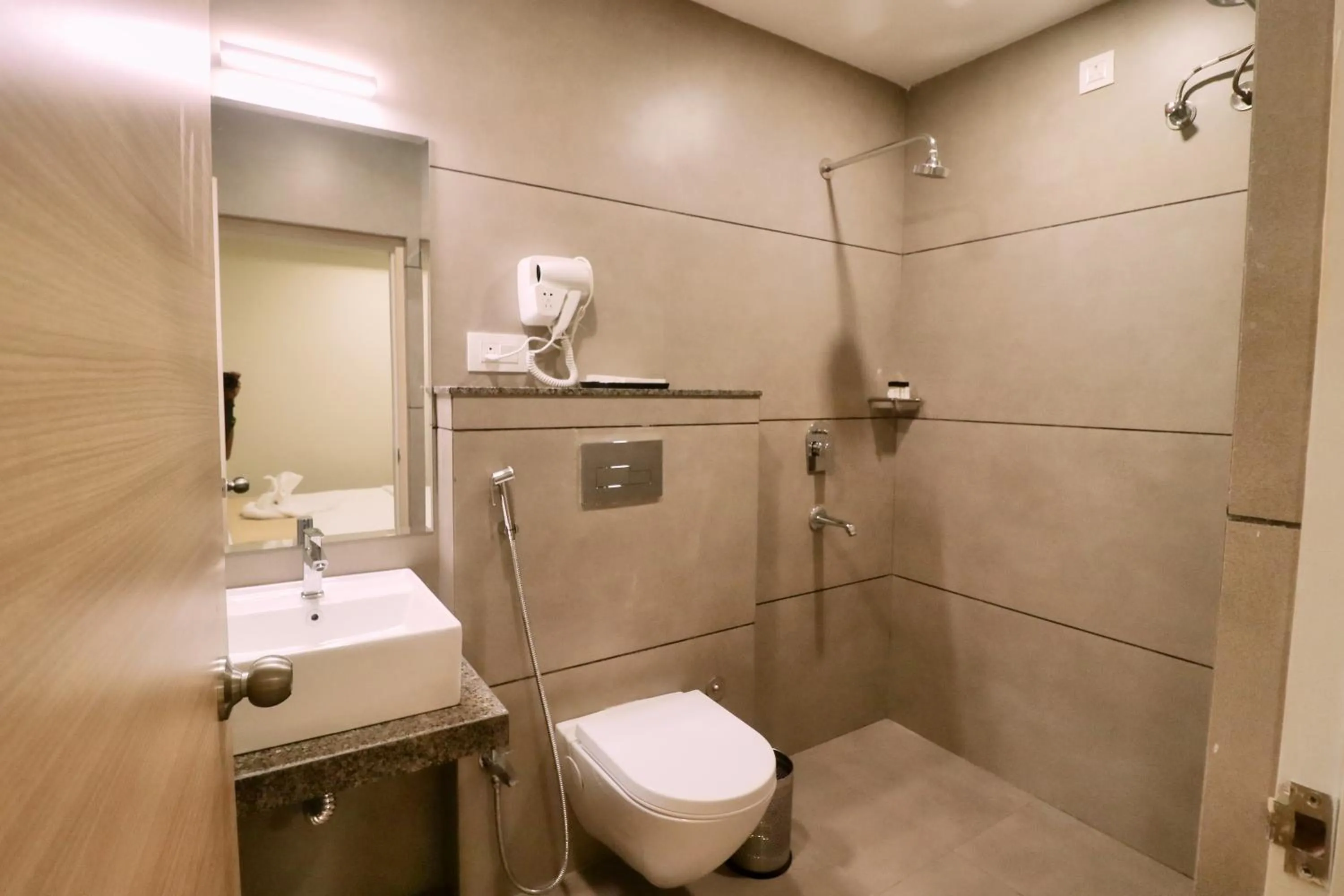 Shower in Clarks Inn Express Udaipur