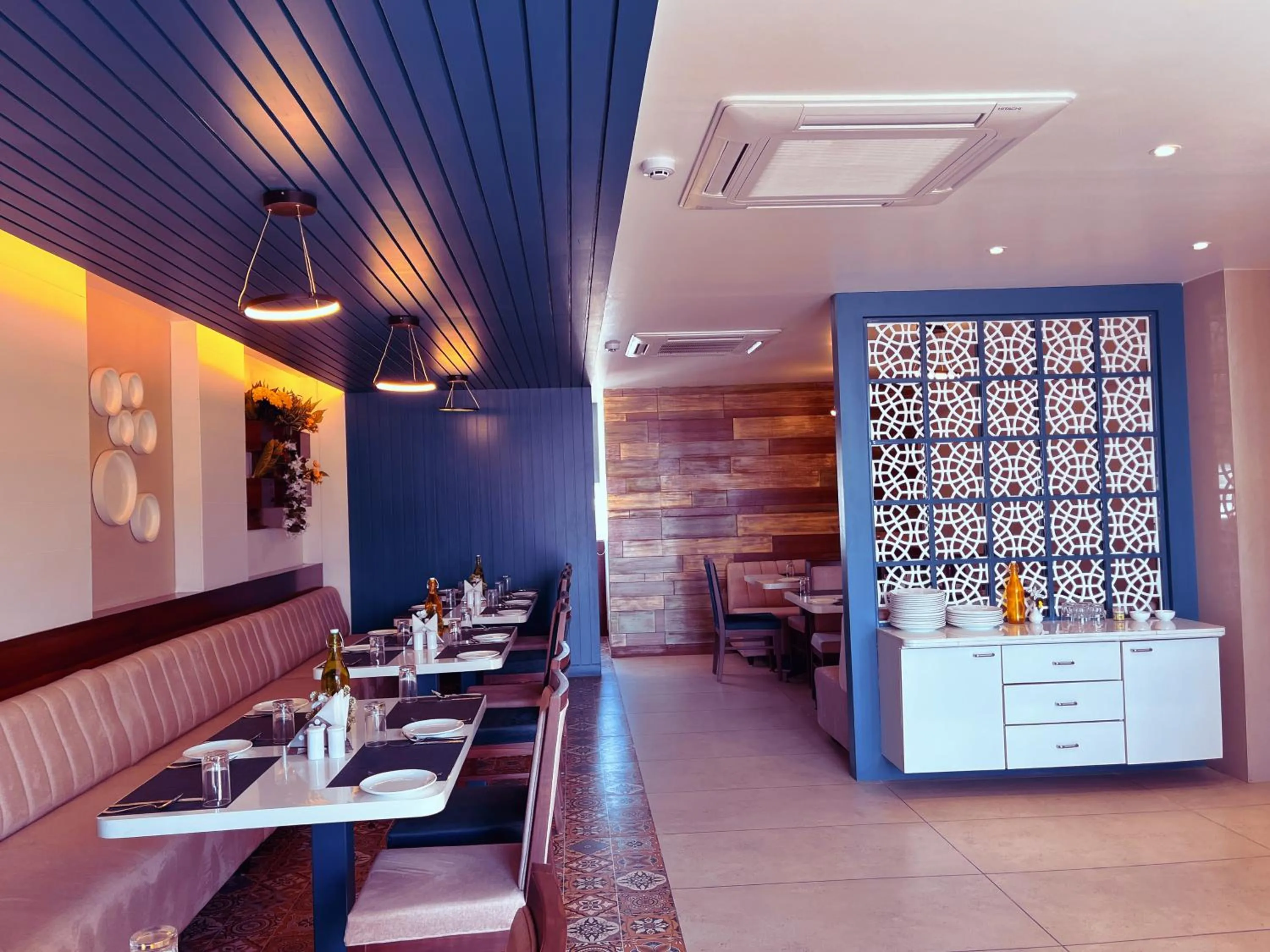 Restaurant/places to eat in Clarks Inn Express Udaipur