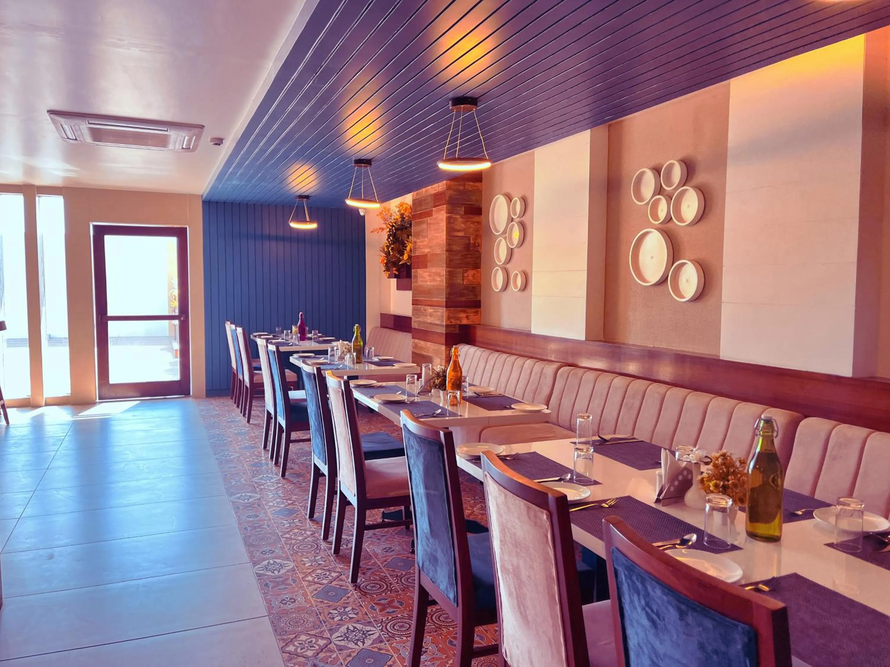 Restaurant/places to eat in Clarks Inn Express Udaipur