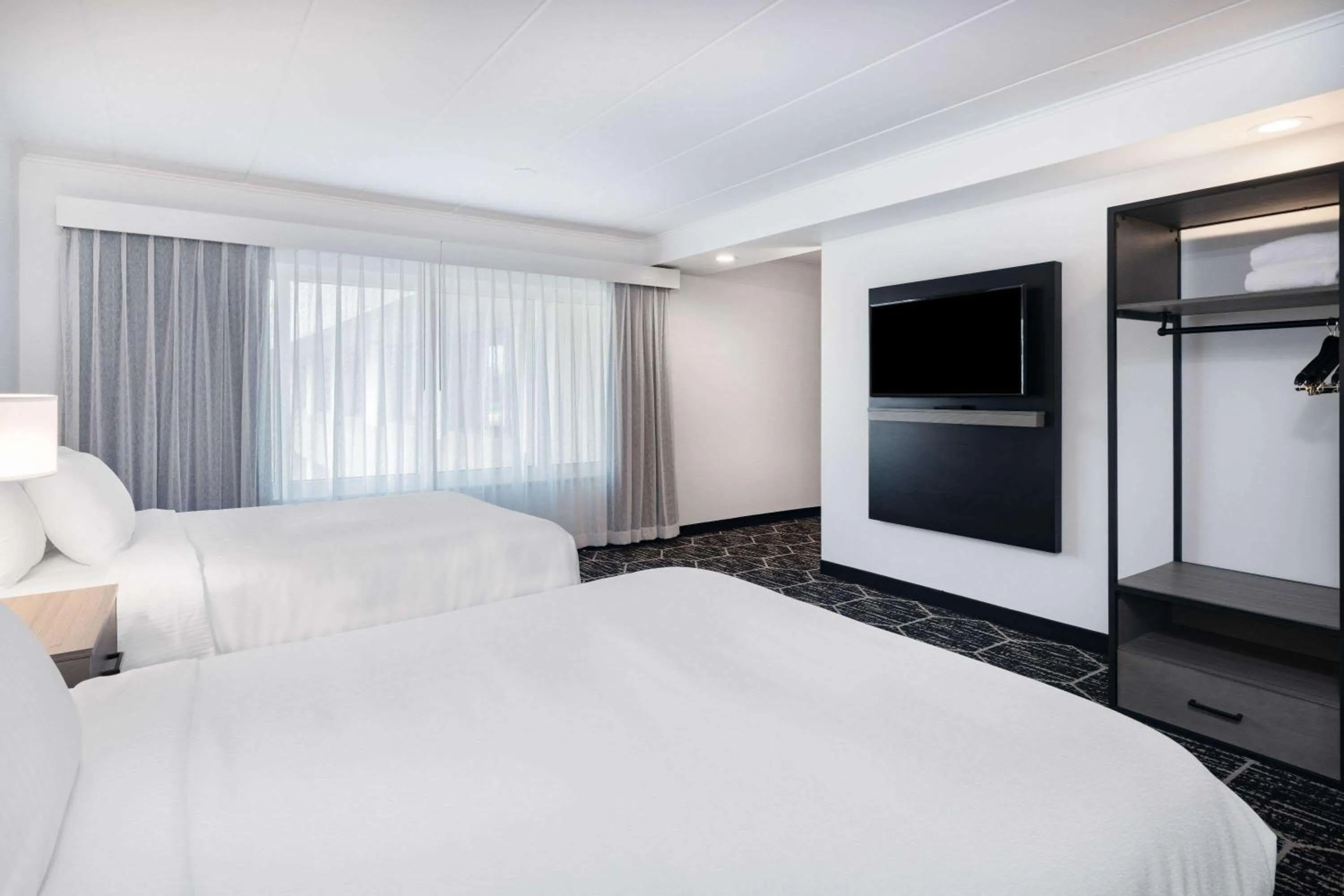 Bed in La Quinta by Wyndham Chicago O'Hare Airport