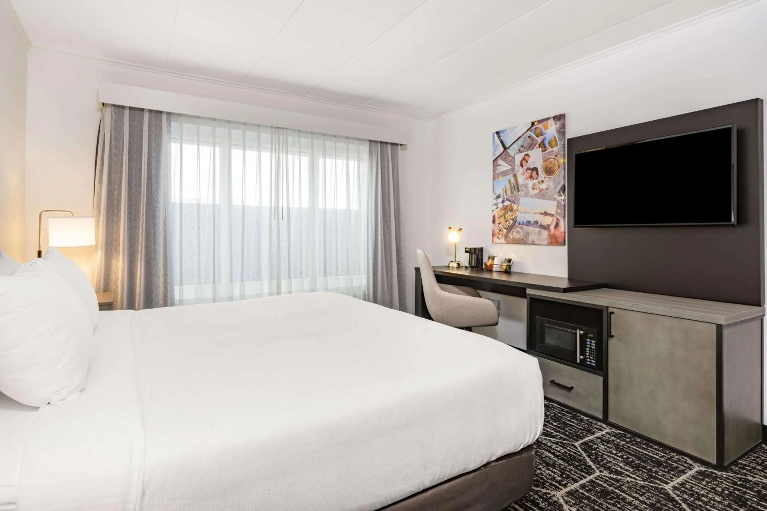 Photo of the whole room, Bed in La Quinta by Wyndham Chicago O'Hare Airport