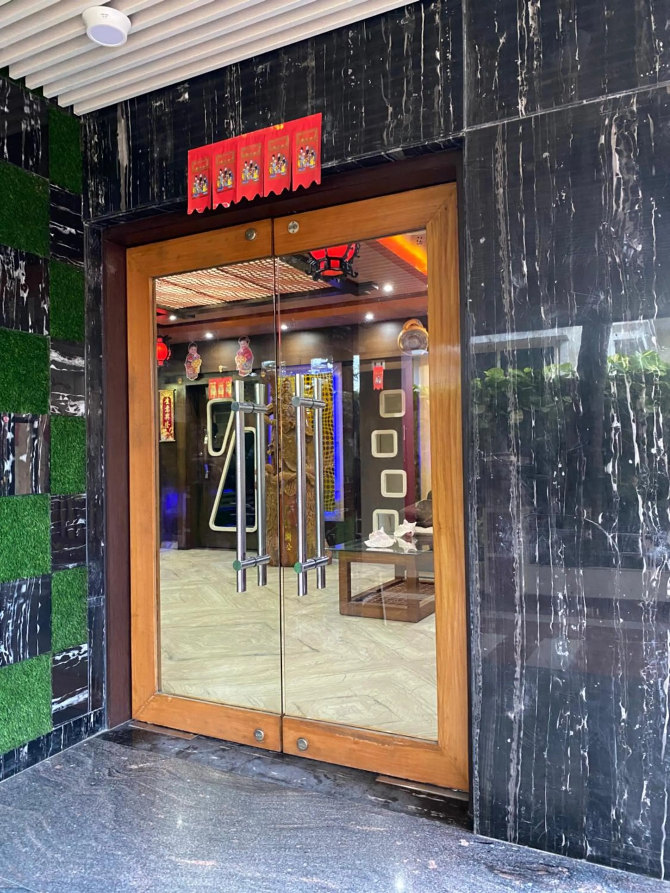 Facade/entrance in Hotel Lee Garden Near to Blue Flag Beach 500 Mtrs