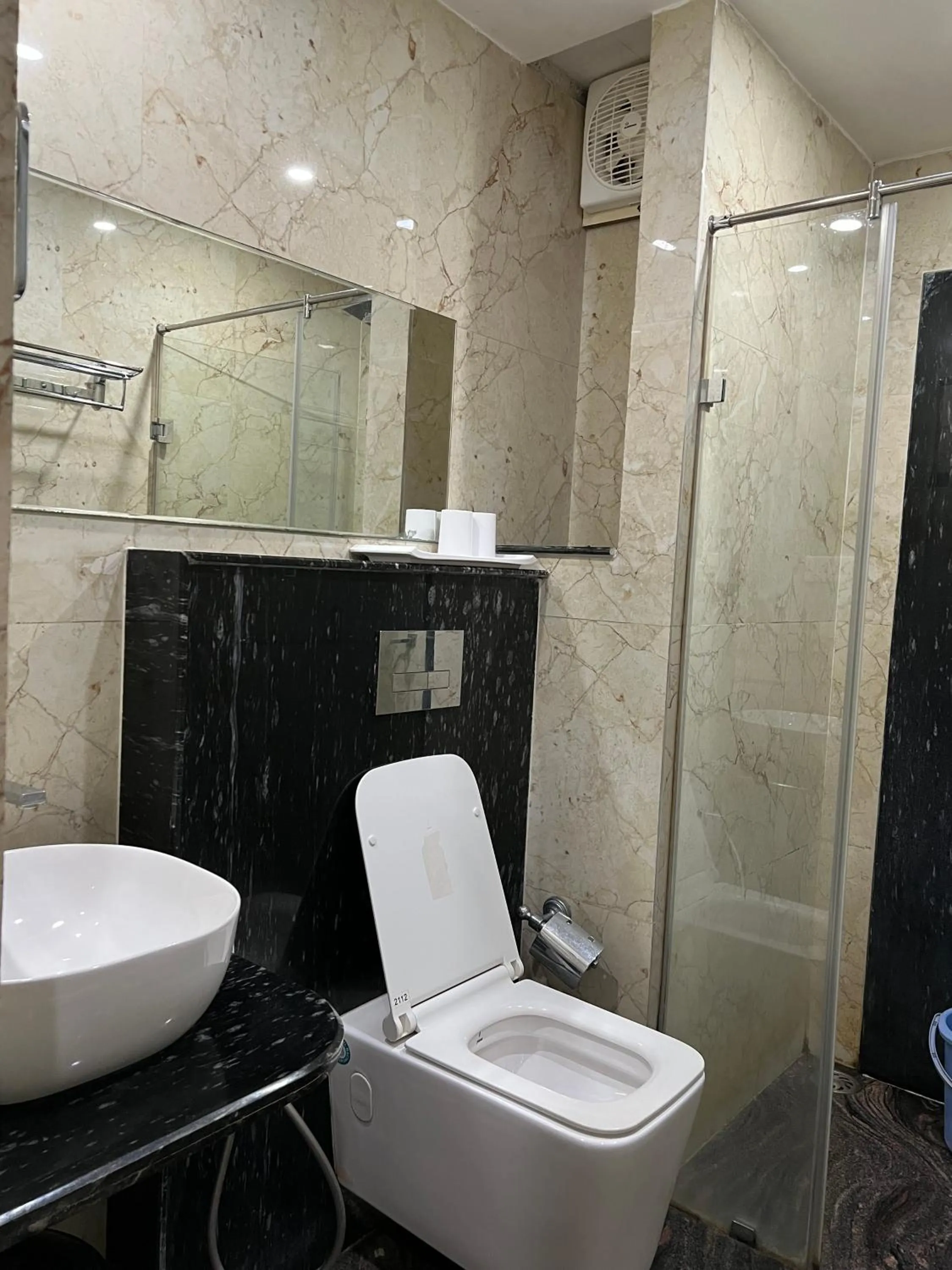 Bathroom in Hotel Lee Garden Near to Blue Flag Beach 500 Mtrs