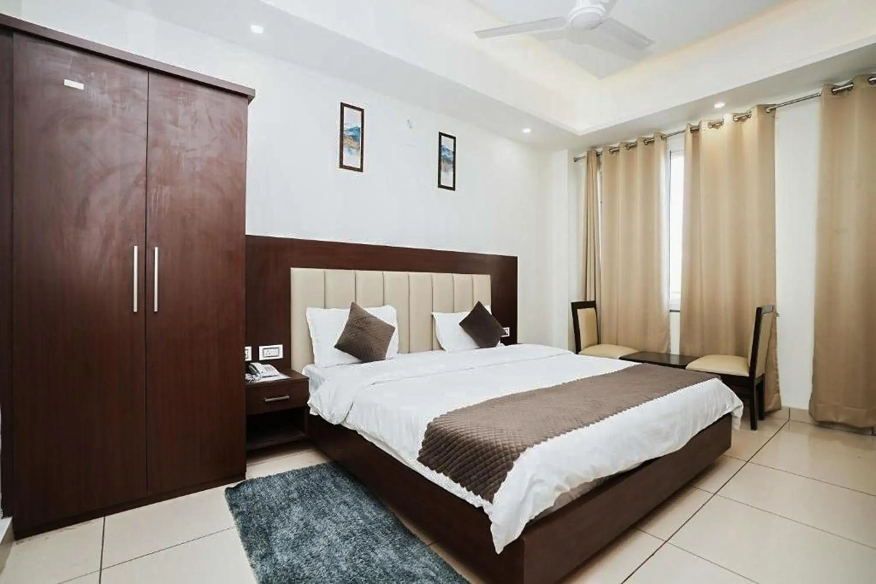 Deluxe Double Room with Balcony in Hotel The 7 Seas Deluxe Double Room with Balcony in Hotel The 7 Seas