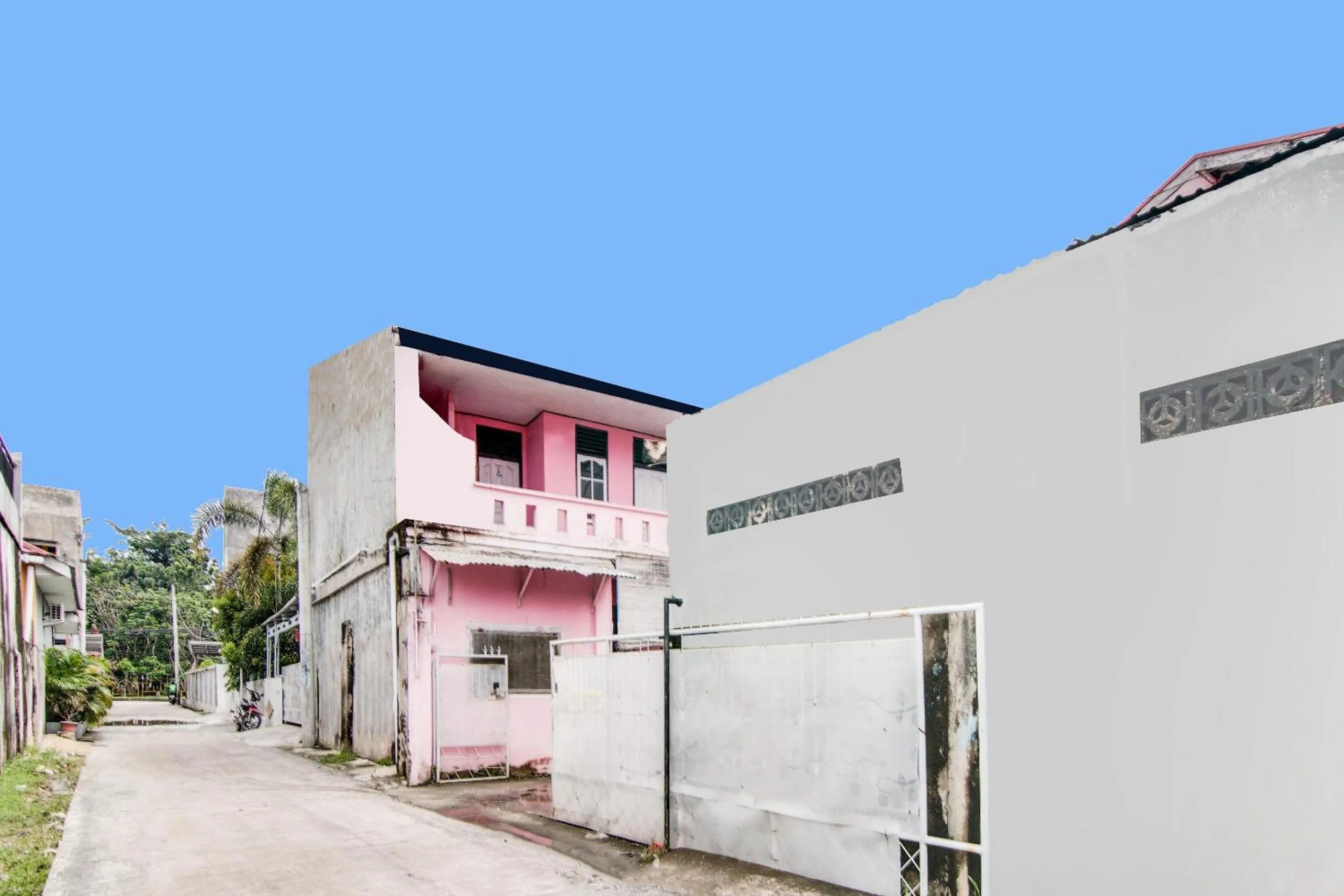 Facade/entrance in Hotel O Raja Homestay Syariah