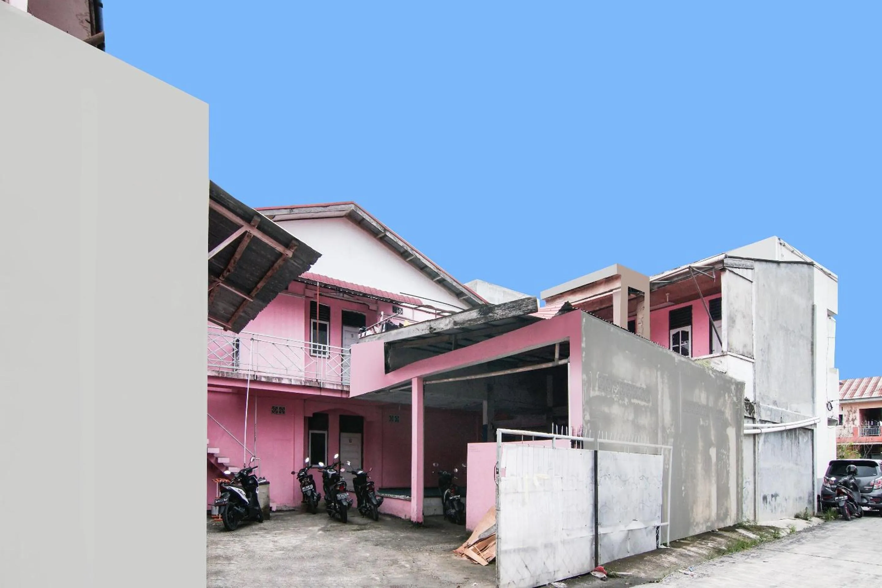 Facade/entrance in Hotel O Raja Homestay Syariah