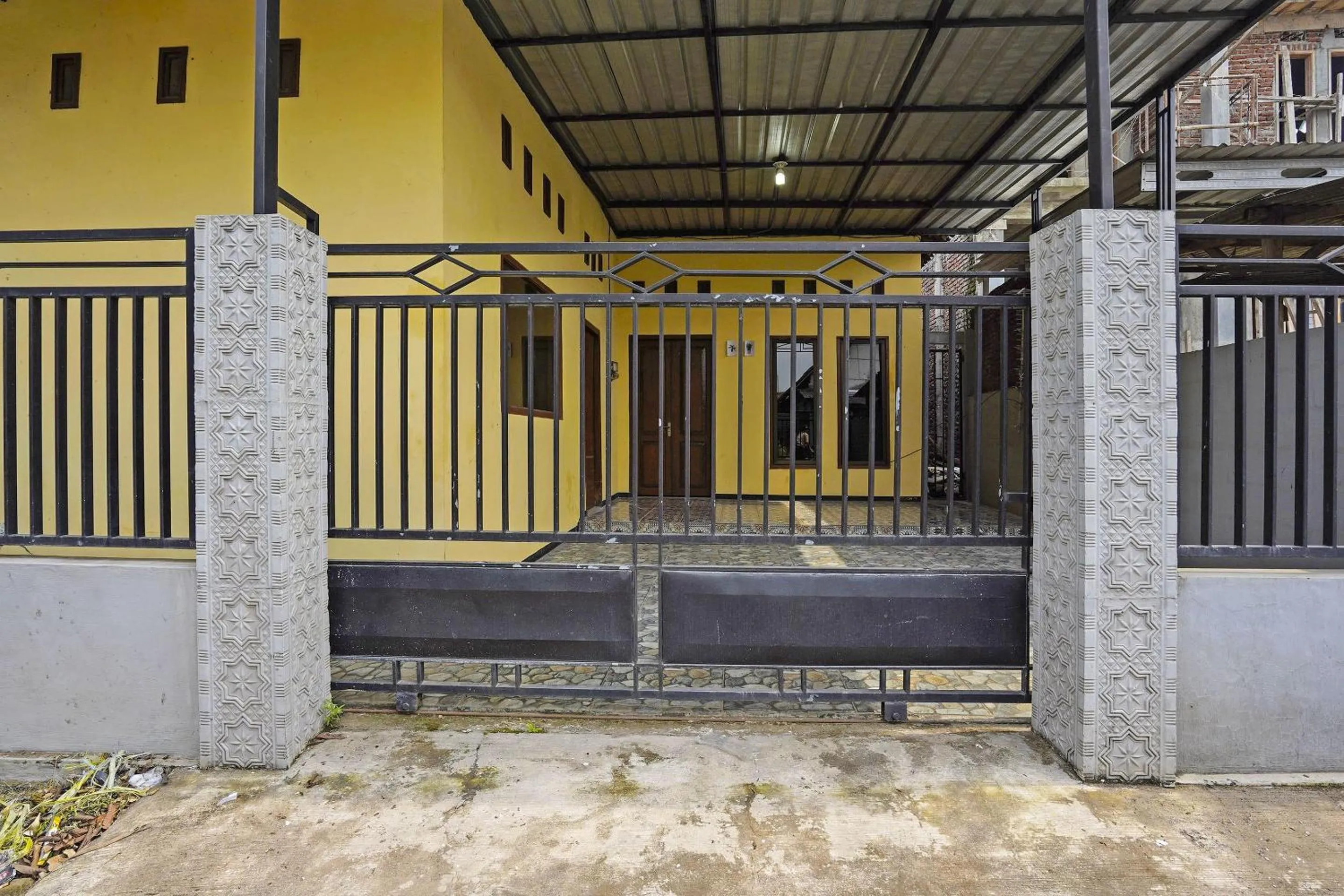 Facade/entrance in OYO Life 91869 Insan Mulia Kost Syariah