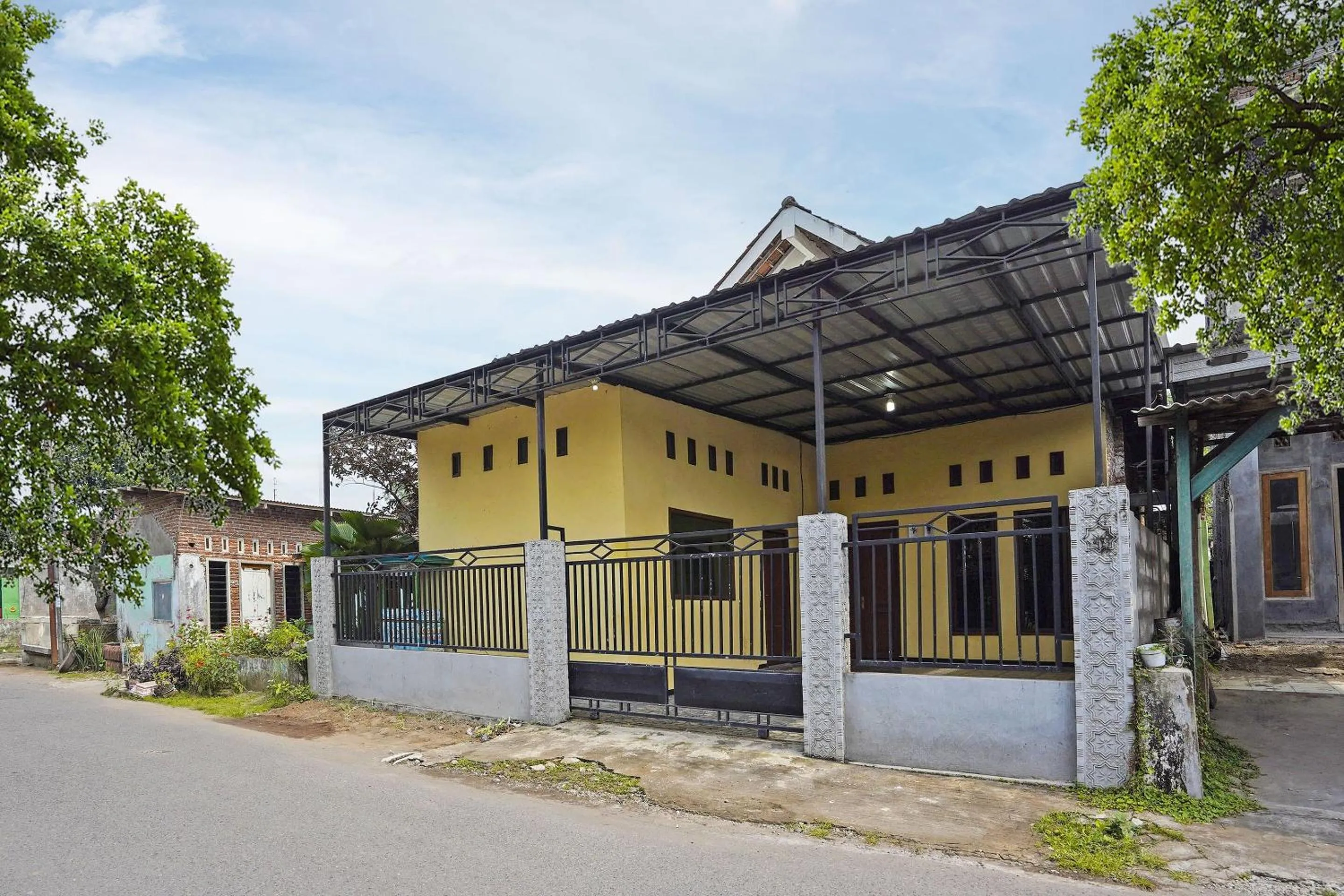Facade/entrance in OYO Life 91869 Insan Mulia Kost Syariah