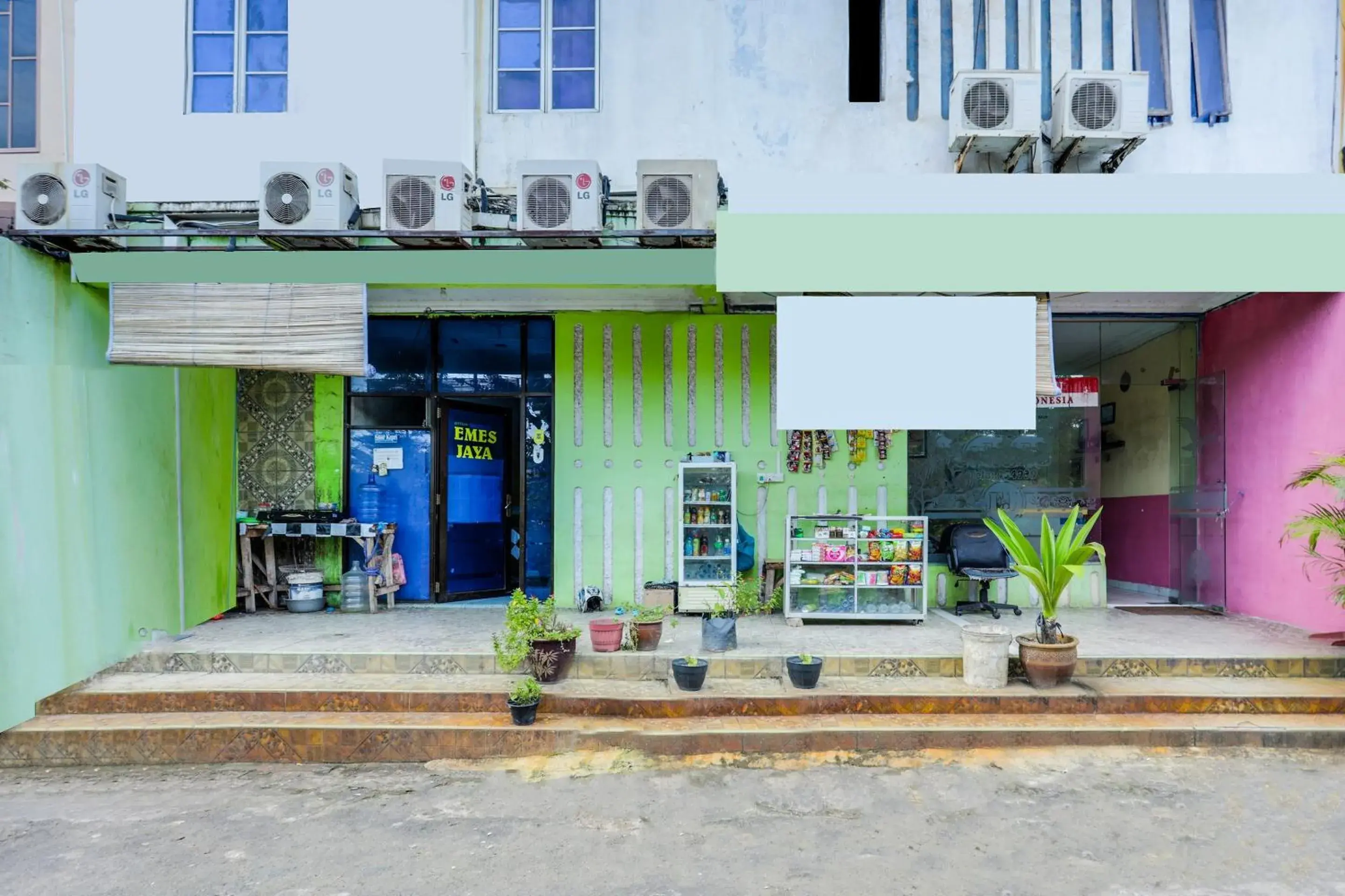 Facade/entrance in Hotel O Emes Jaya HomestayNearSamsung Electronic Indonesia PT Facade/entrance in Hotel O Emes Jaya HomestayNearSamsung Electronic Indonesia PT
