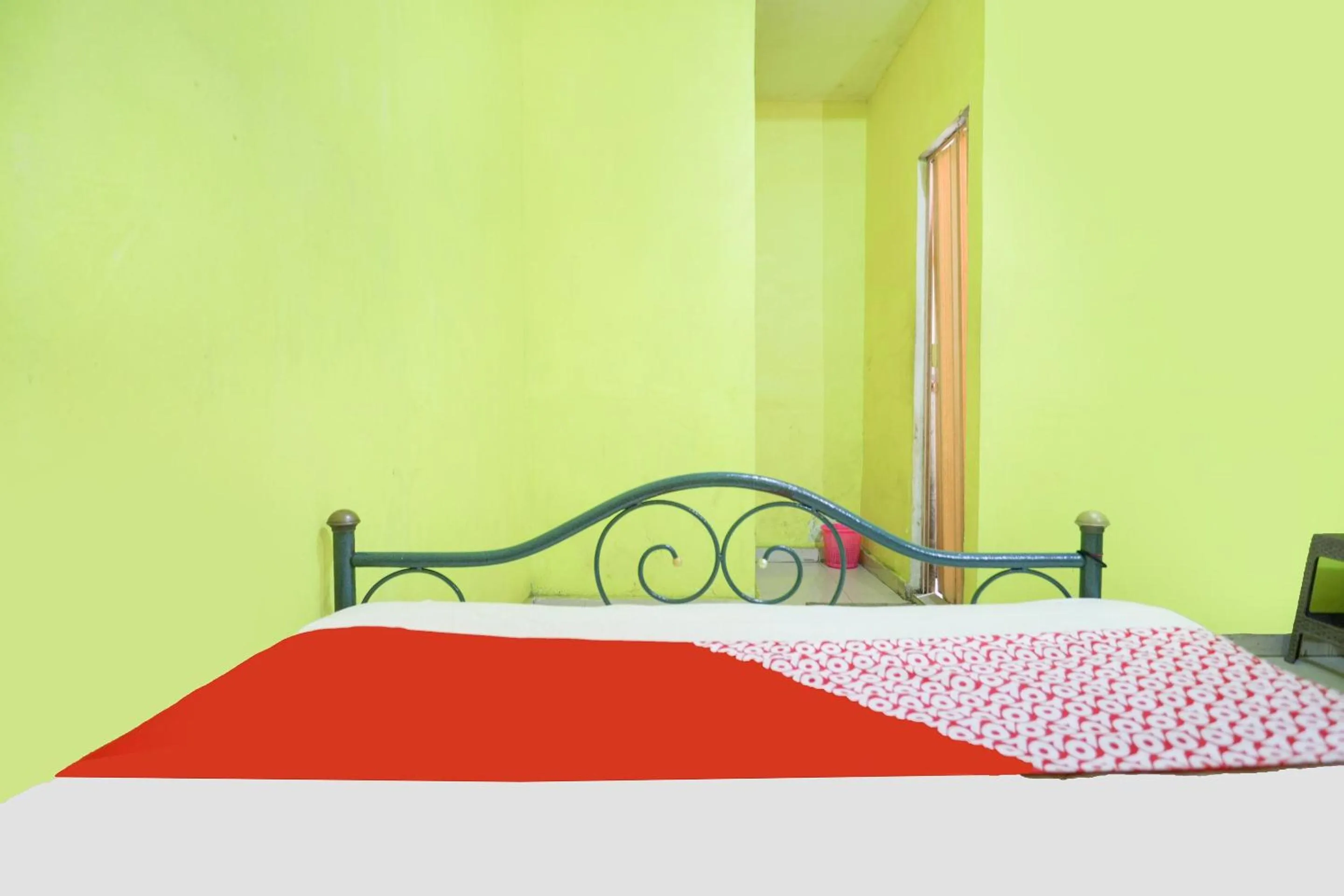 Bedroom, Bed in Hotel O Emes Jaya HomestayNearSamsung Electronic Indonesia PT