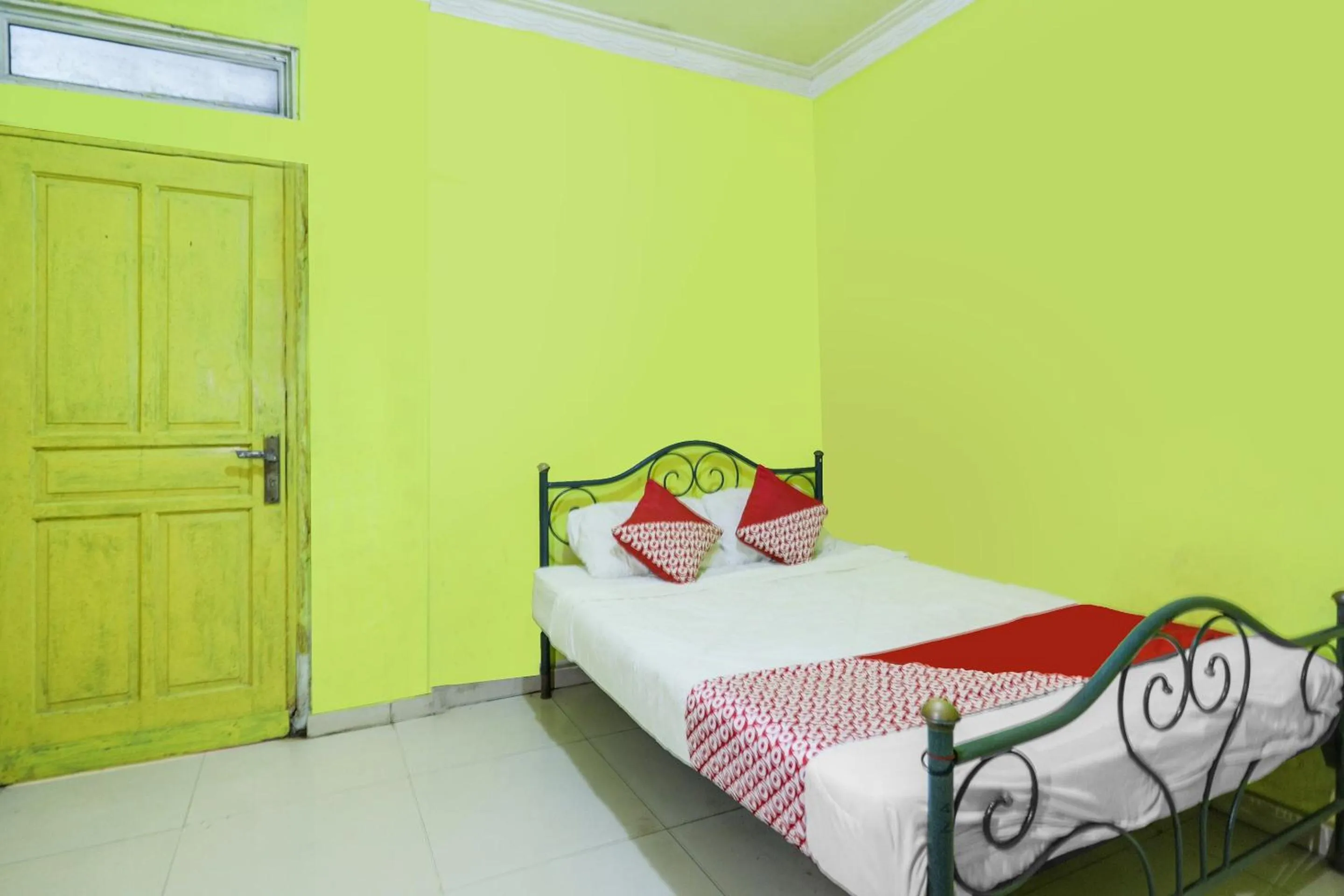Bedroom, Bed in Hotel O Emes Jaya HomestayNearSamsung Electronic Indonesia PT