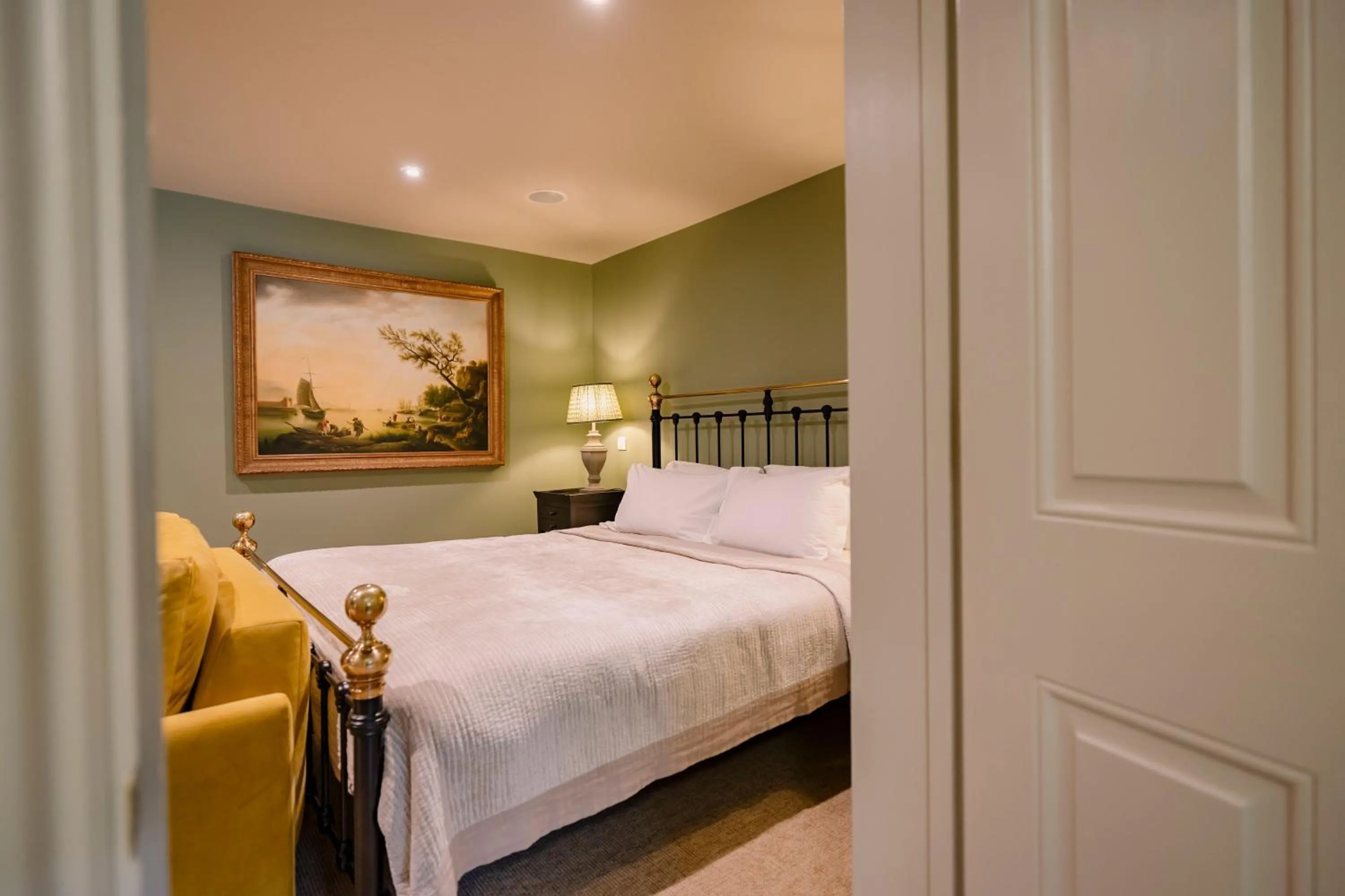 Bed in The Crown, Bildeston