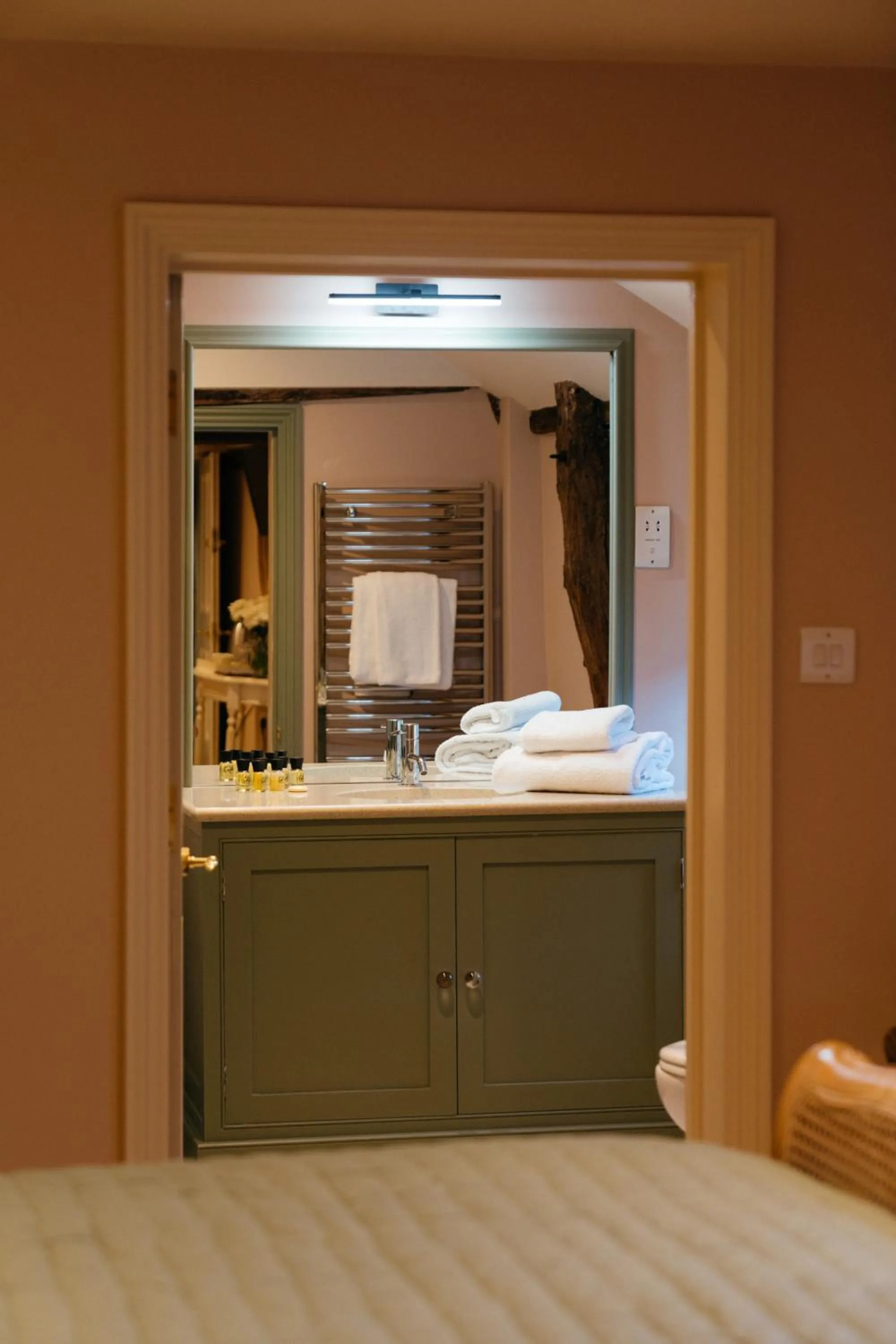 Bathroom, Bed in The Crown, Bildeston