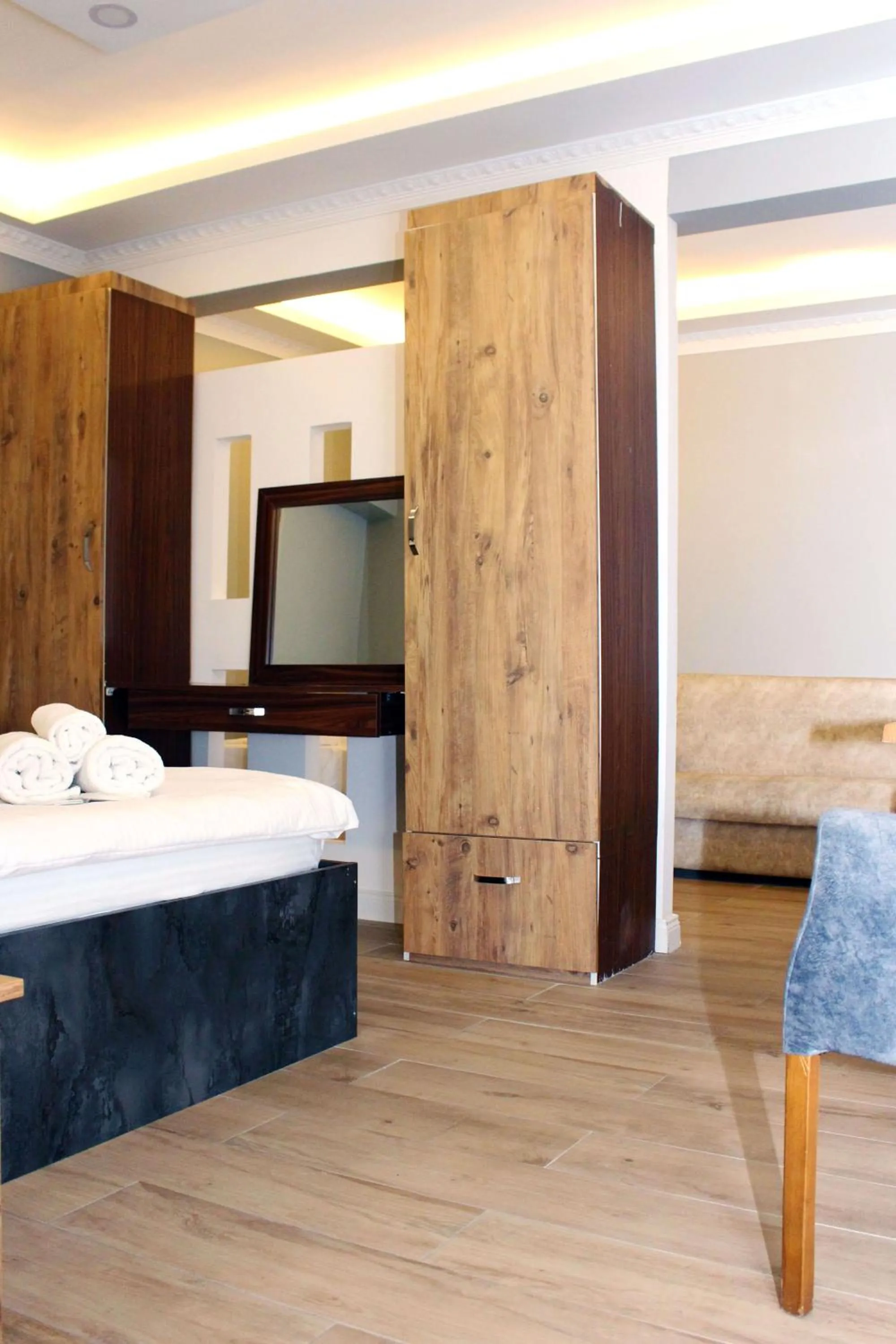 Communal lounge/ TV room, Bed in biglife hotel