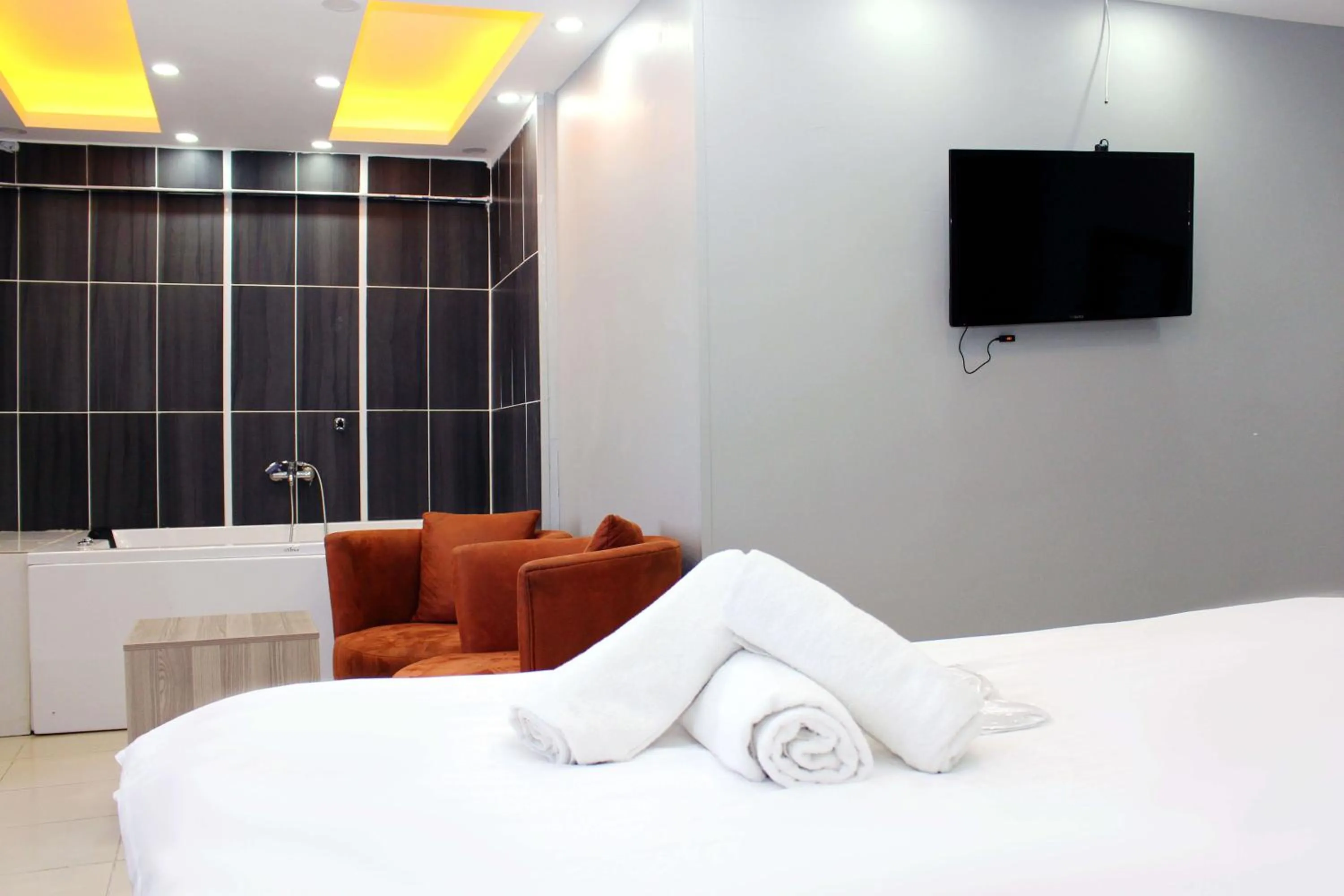 Communal lounge/ TV room, Bed in biglife hotel