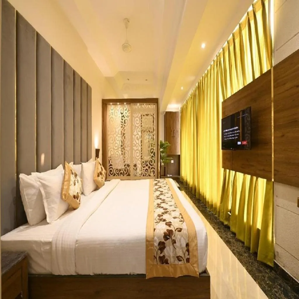 Bed in Hotel Avalon Palms Agra