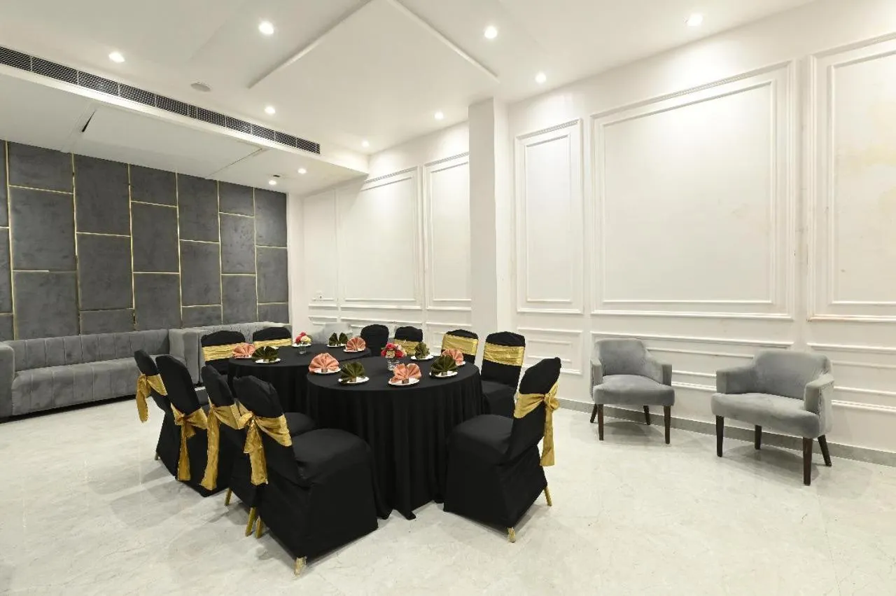 Hotel Avalon Palms Agra