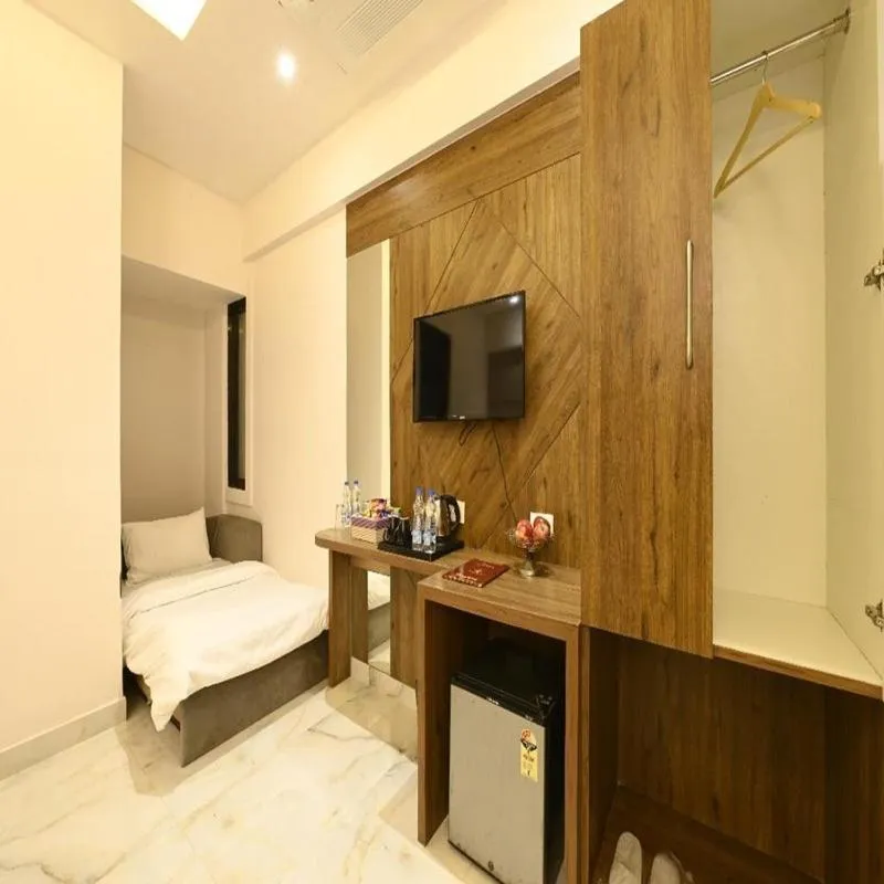 Bedroom, Bed in Hotel Avalon Palms Agra