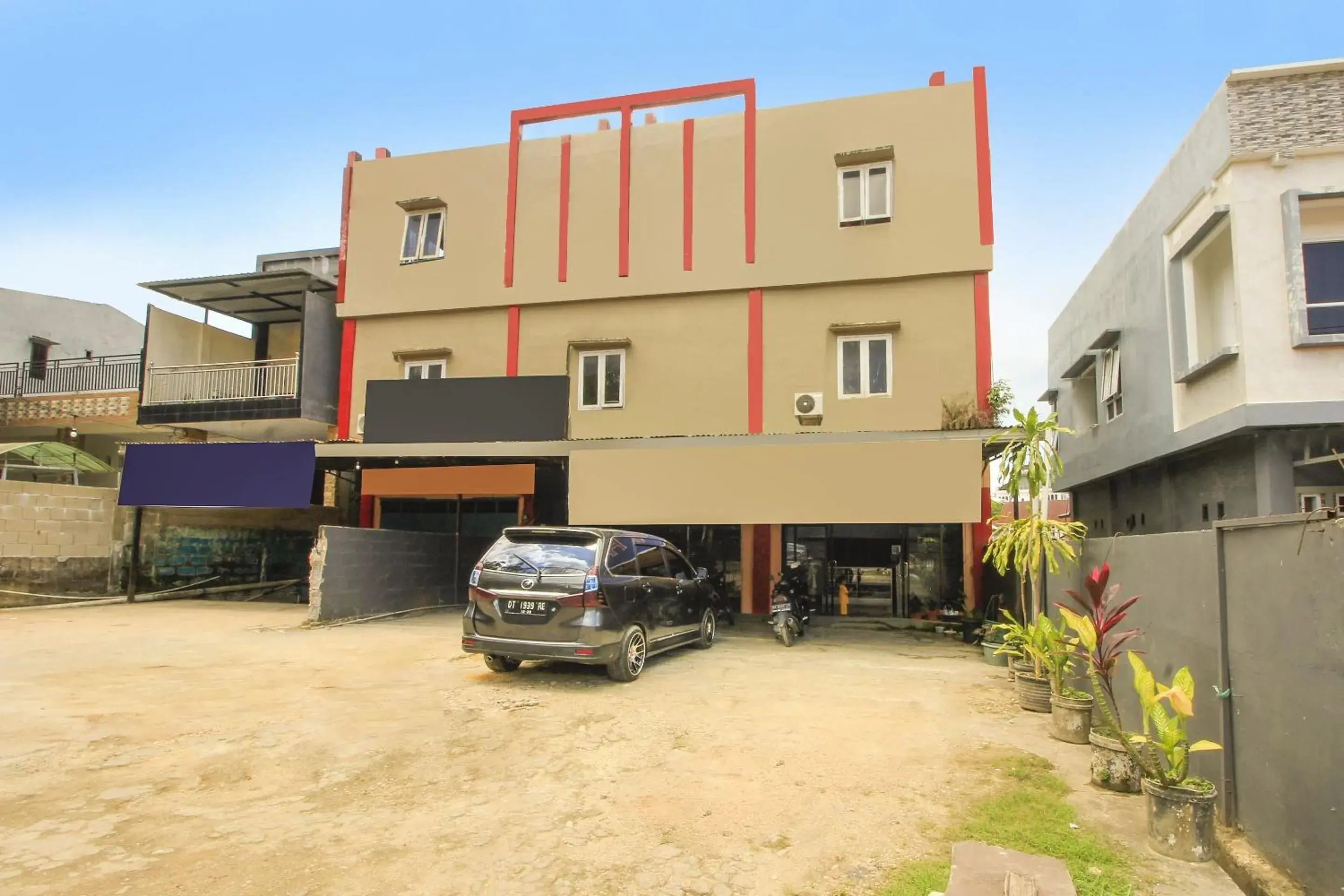 Facade/entrance in OYO 91855 Big Hotel Kendari Facade/entrance in OYO 91855 Big Hotel Kendari