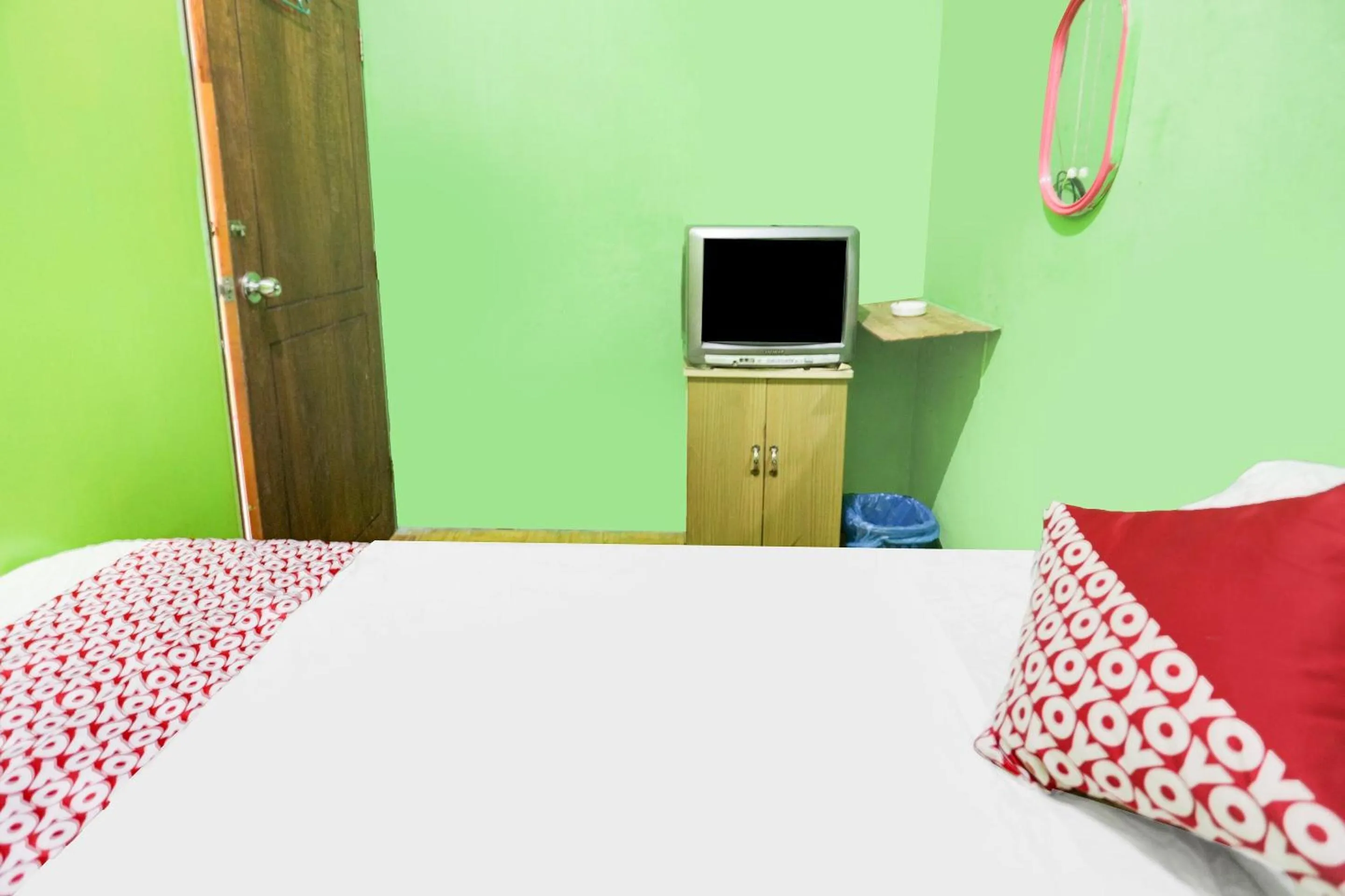 Bedroom, Bed in Hotel O Bilqis Homestay NearThe Hot River, Dog Run