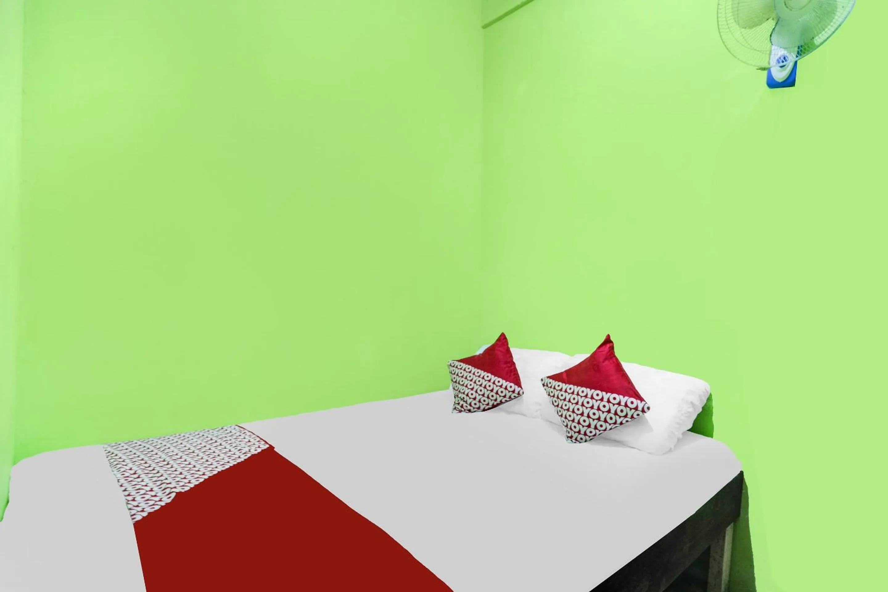 Bedroom, Bed in Hotel O Bilqis Homestay NearThe Hot River, Dog Run