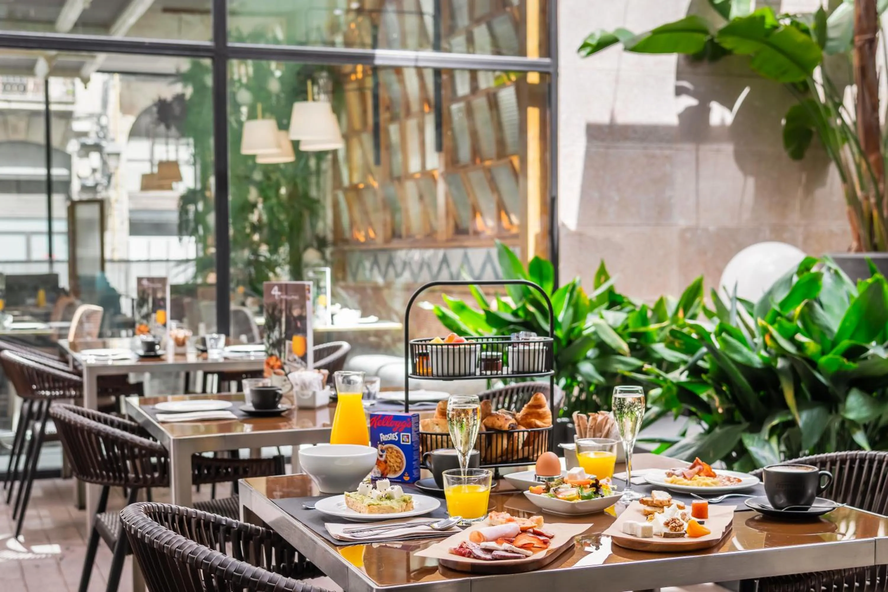 Restaurant/places to eat in Hotel Barcelona Catedral 4 Sup