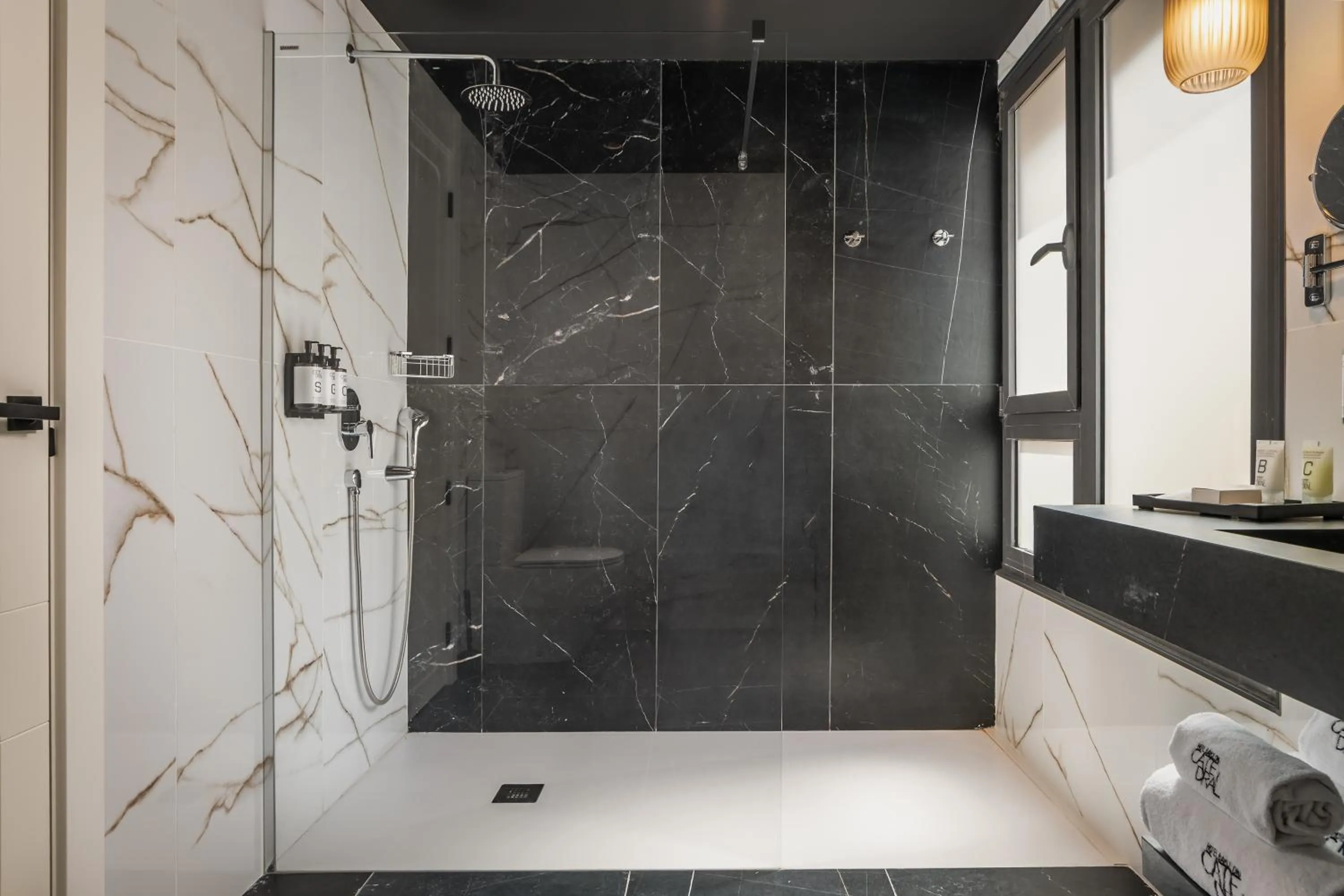 Shower in Hotel Barcelona Catedral 4 Sup