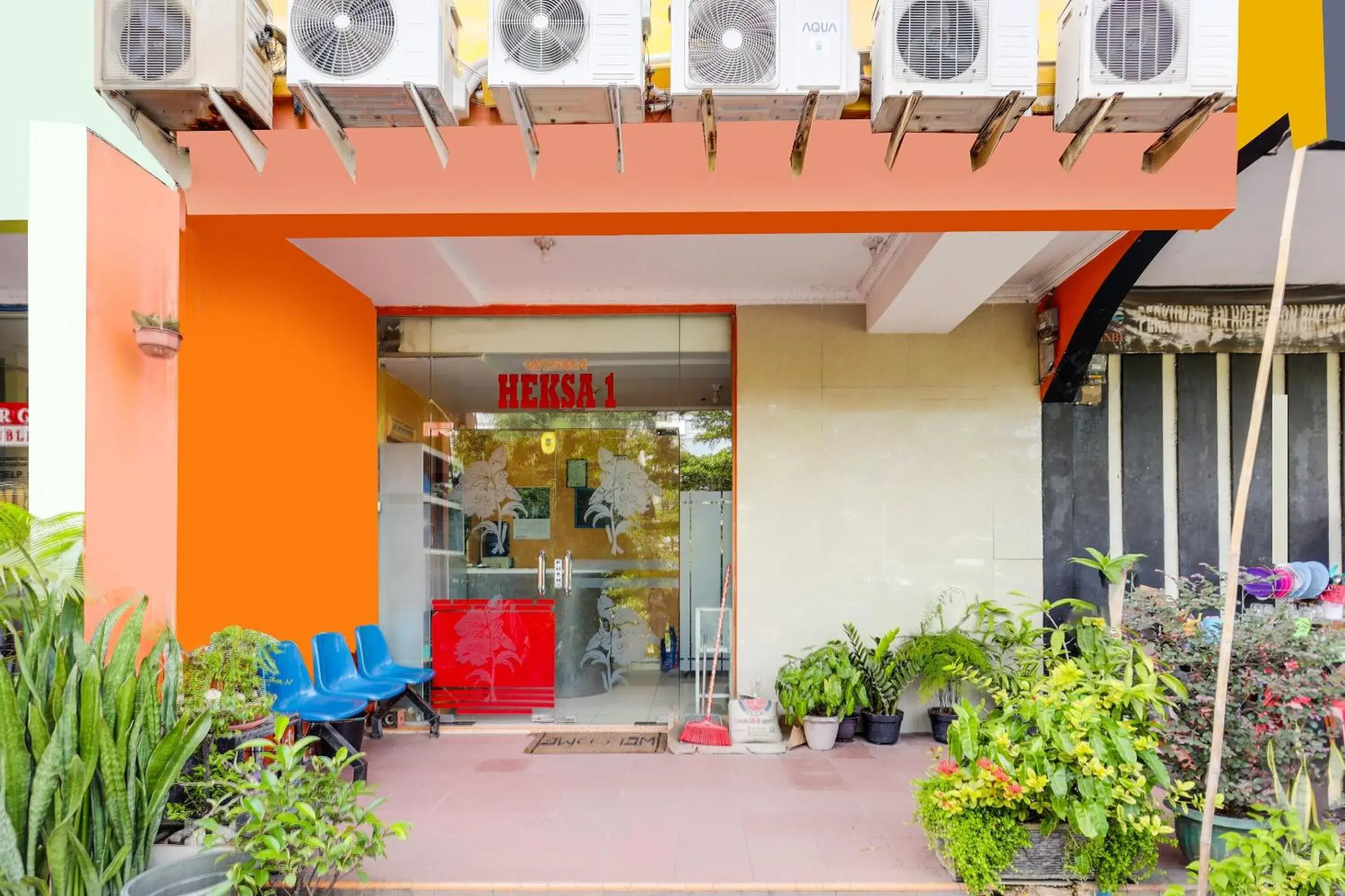 Facade/entrance in Hotel O Wisma Heksa Facade/entrance in Hotel O Wisma Heksa